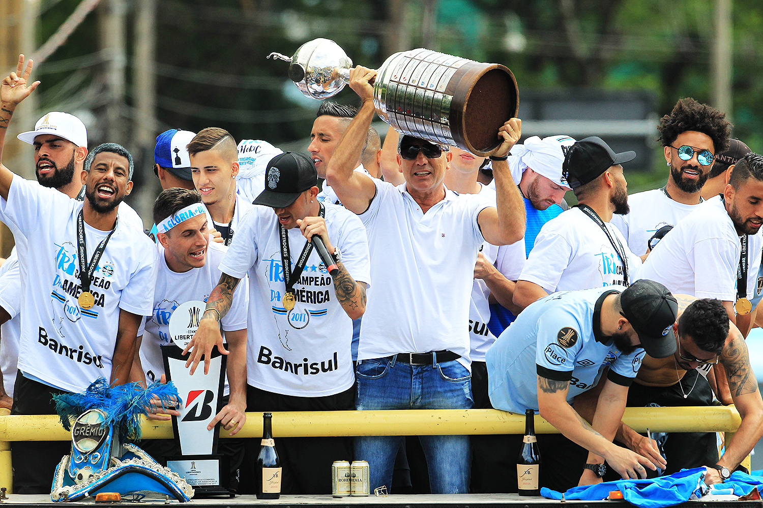 O técnico Renato Gaúcho – Grêmio – 30/11/2017 Renato exibe a taça da Libertadores conquistada com o Grêmio -