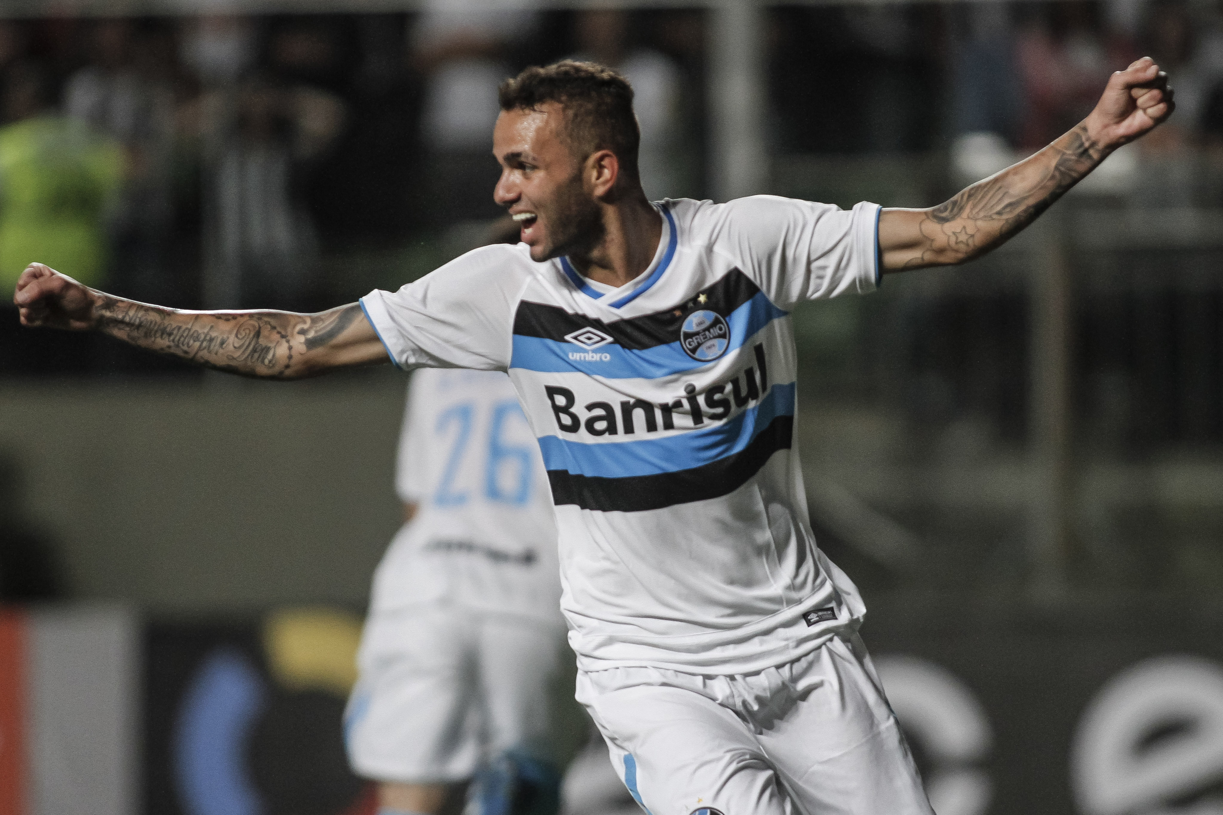 Grêmio não toma conhecimento e atropela Atlético no Independência