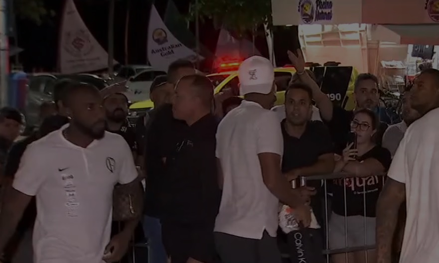 Torcedores do Corinthians tentam invadir hotel após derrota para o CSA