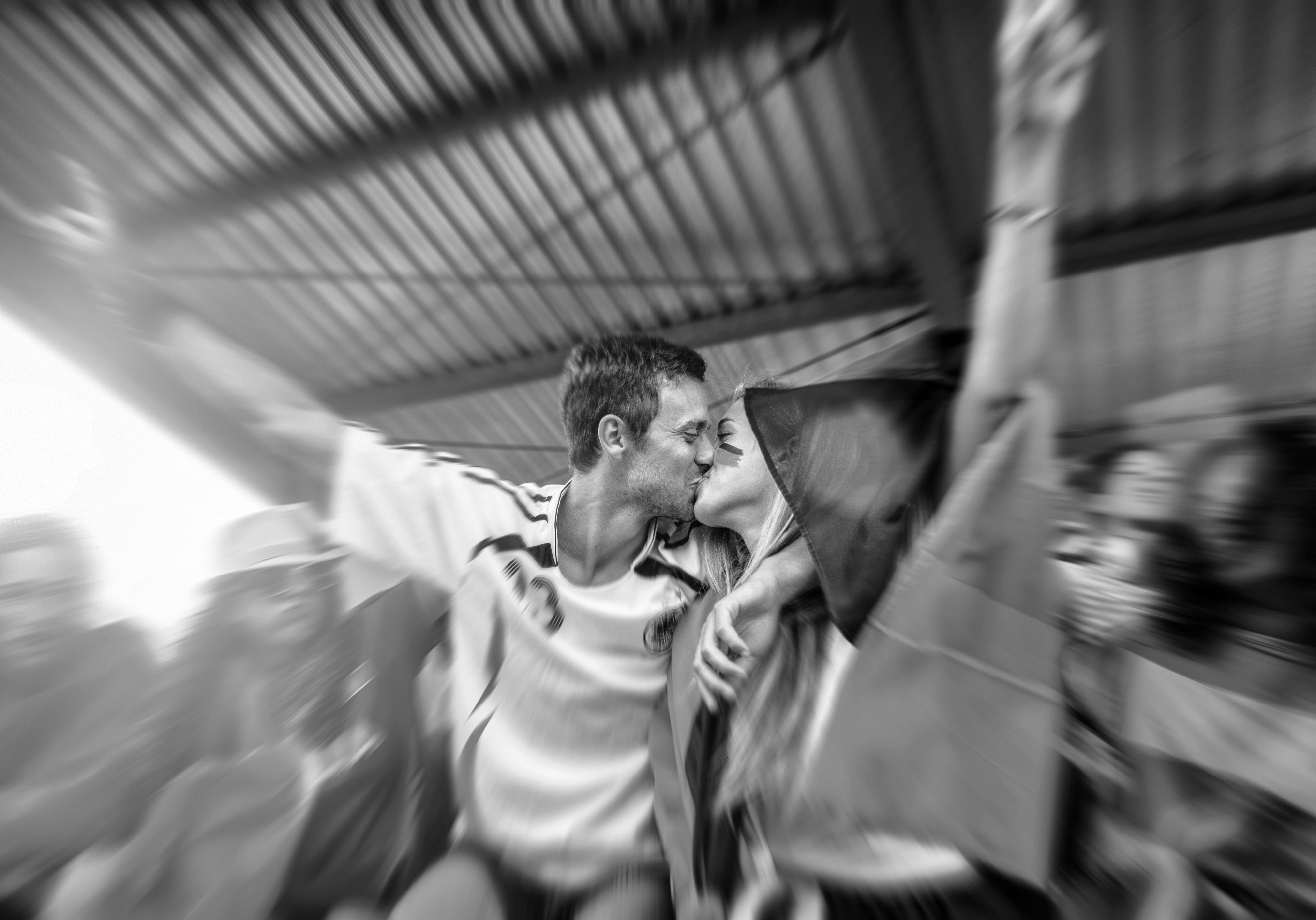 O magnetismo do futebol une casais