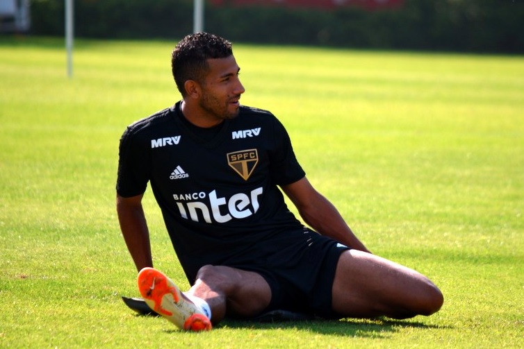 São Paulo confirma nova lesão no joelho de Rojas, que passará por cirurgia