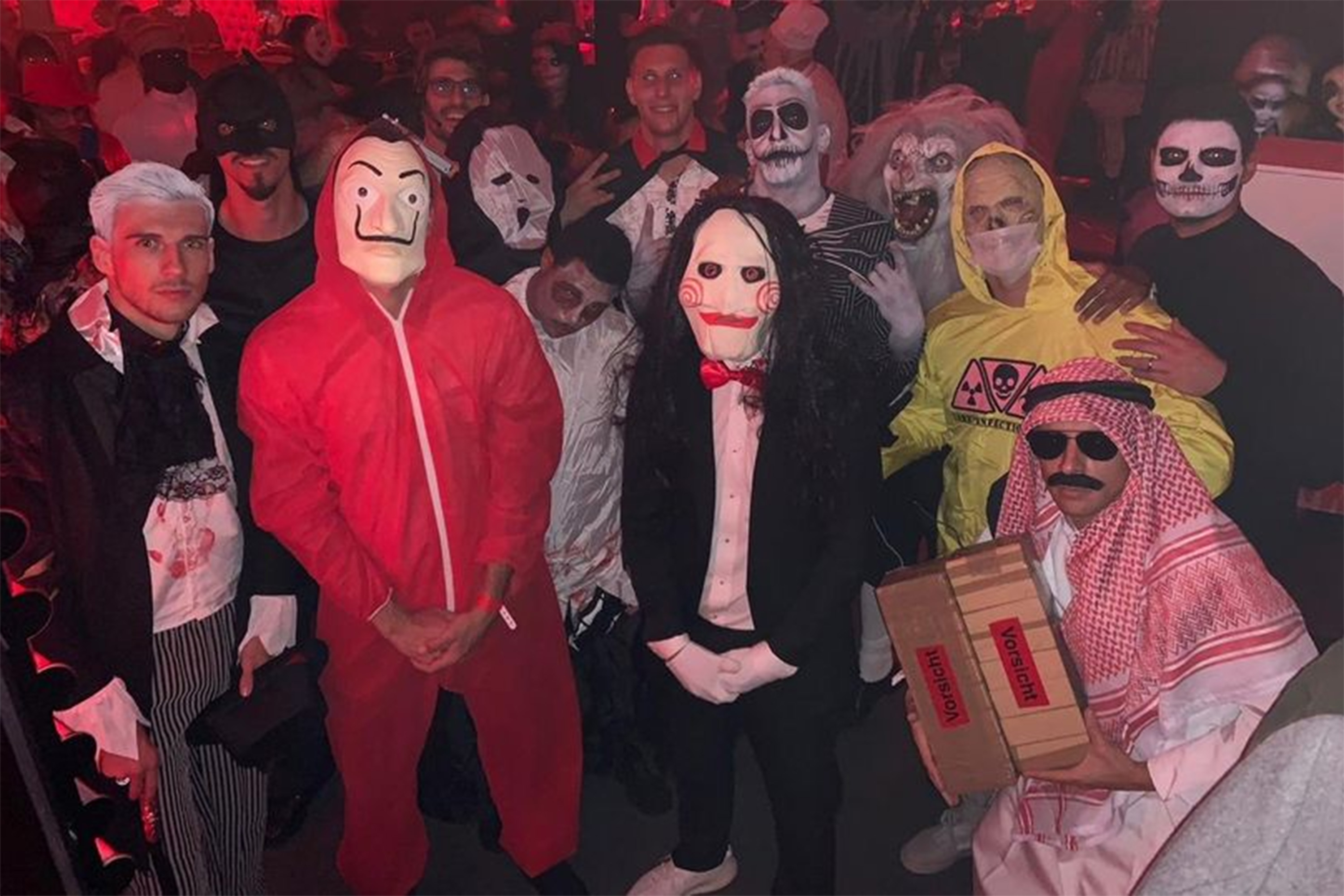 No Halloween do Bayern, Rafinha causa polêmica com fantasia de homem-bomba