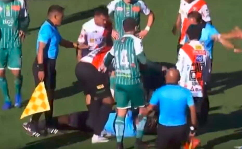 Juiz morre após cair desacordado em jogo do Campeonato Boliviano