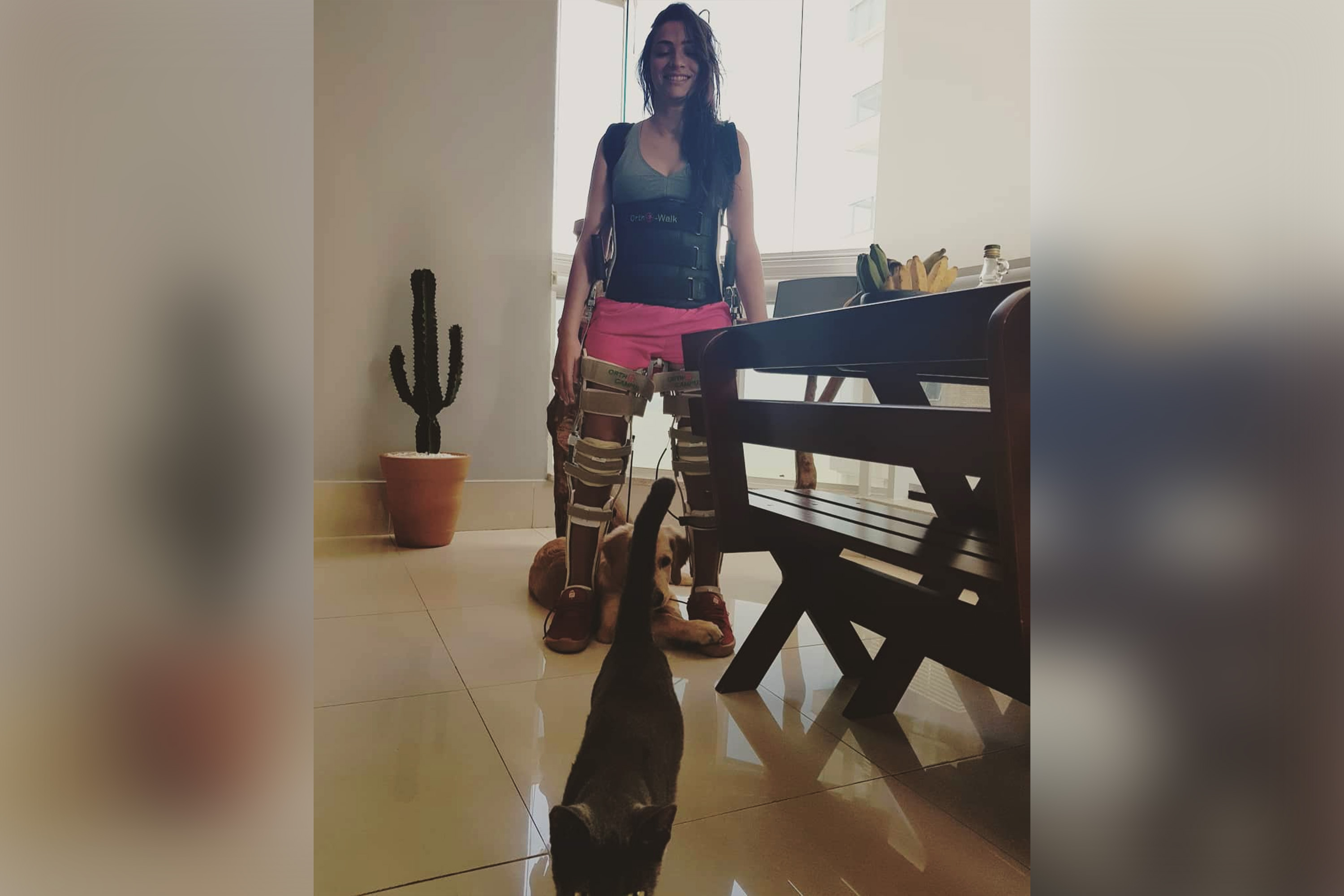 Lais Souza publica foto em que aparece de pé, com estabilizador