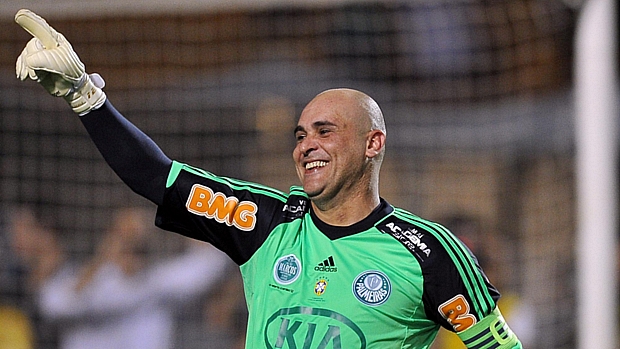 Ex-goleiro Marcos melhora, mas segue internado
