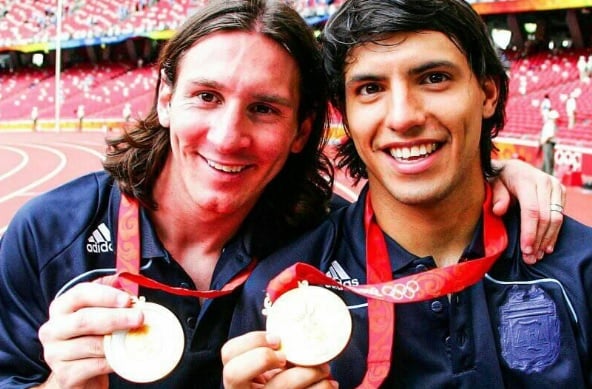 Lionel Messi e Aguero com a medalha de ouro olpimpica