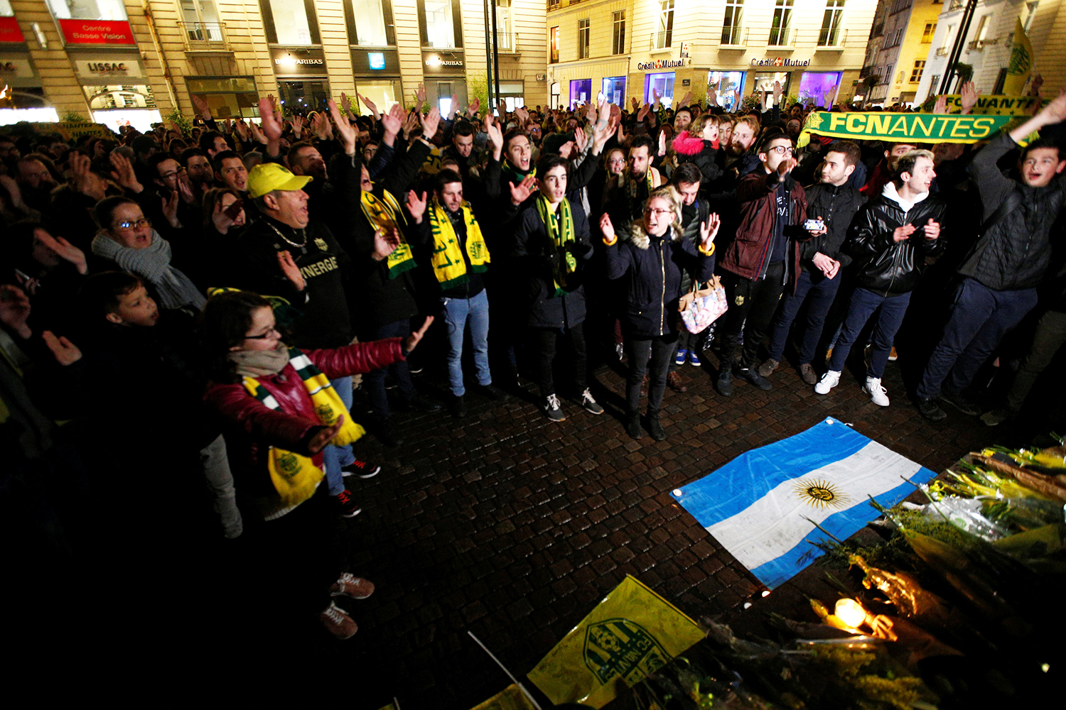 Torcedores lotam praça em Nantes em homenagem a Emiliano Sala