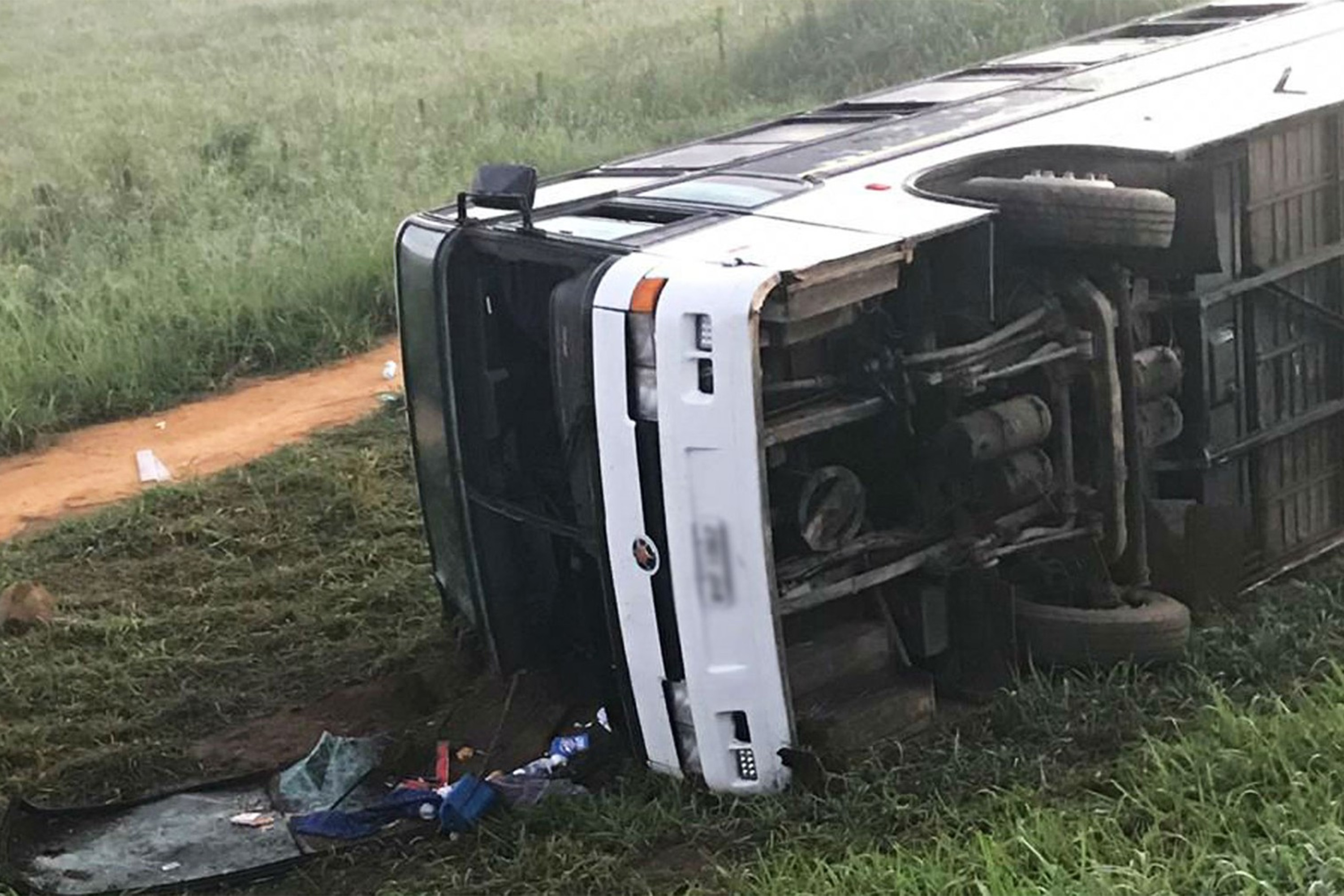 Ônibus com torcedores do Corinthians tomba e deixa seis hospitalizados