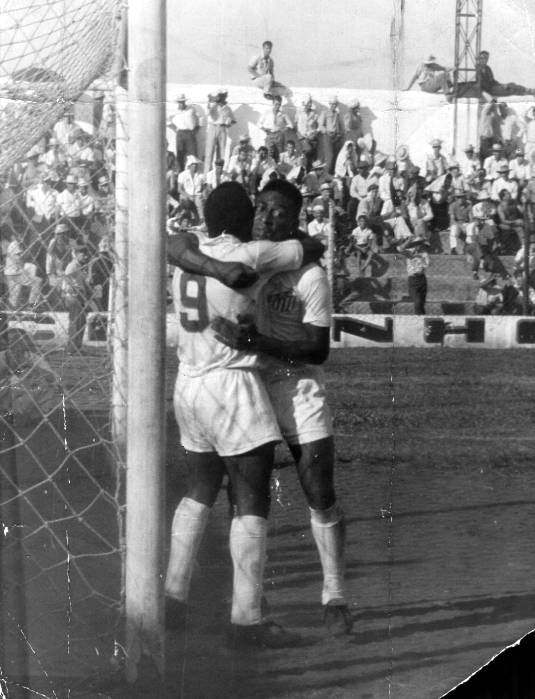 12/12/61 – Pelé abraça Coutinho após a marcação do quarto gol do Santos contra o XV de Piracicaba