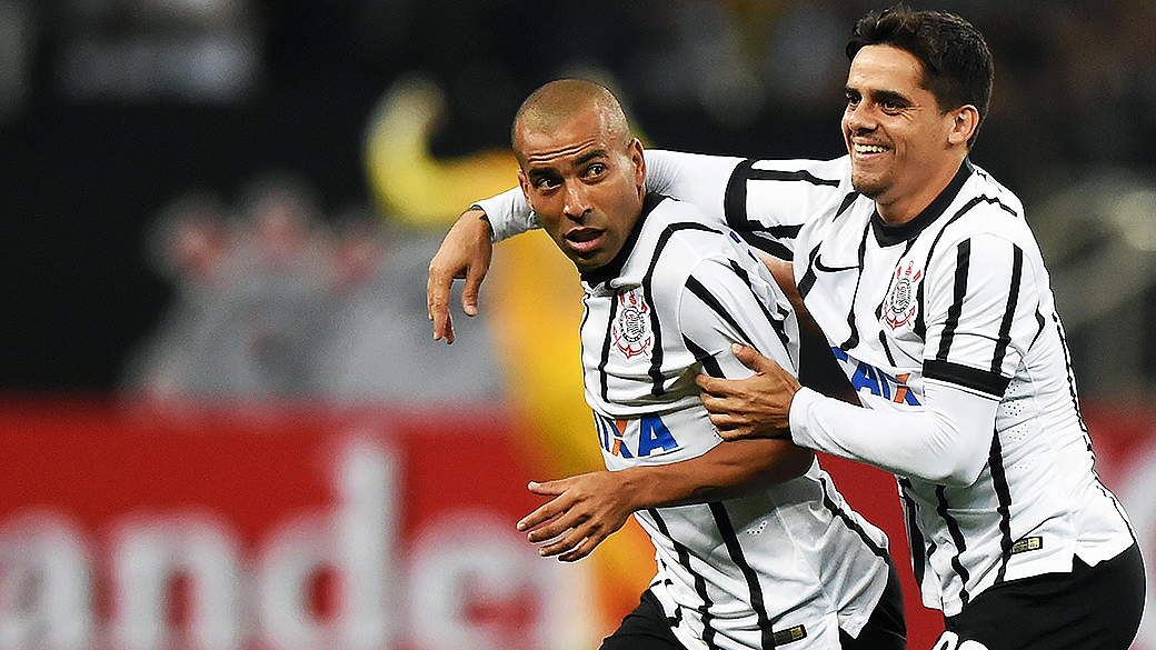 O jogador Emerson Sheik do Corinthians comemora gol durante partida entre Corinthians e Once Caldas, válida pela Copa Libertadores da América 2015, no estádio Arena Corinthians em São Paulo