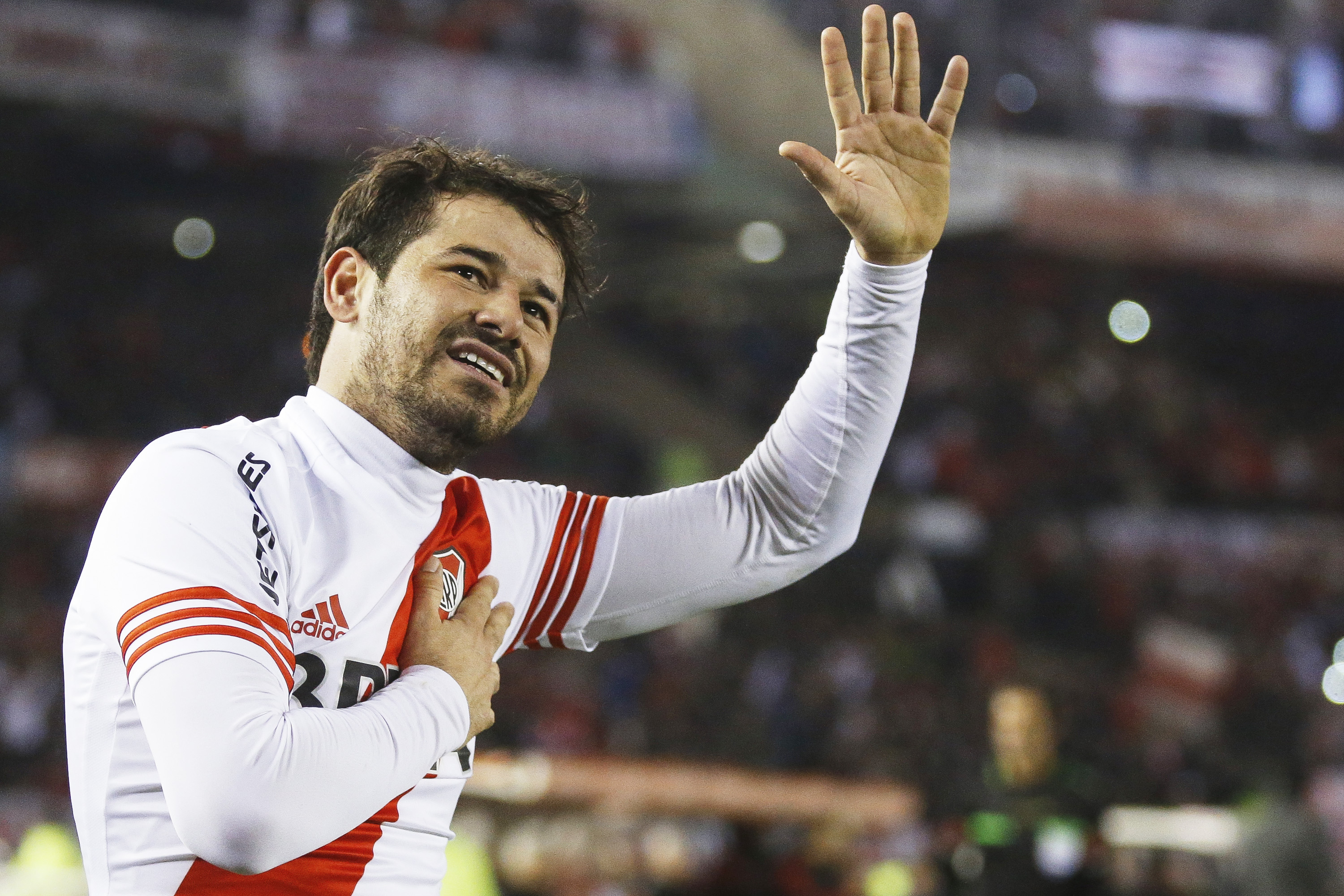 Vencido por lesões, ídolo do River Plate se aposenta aos 31 anos
