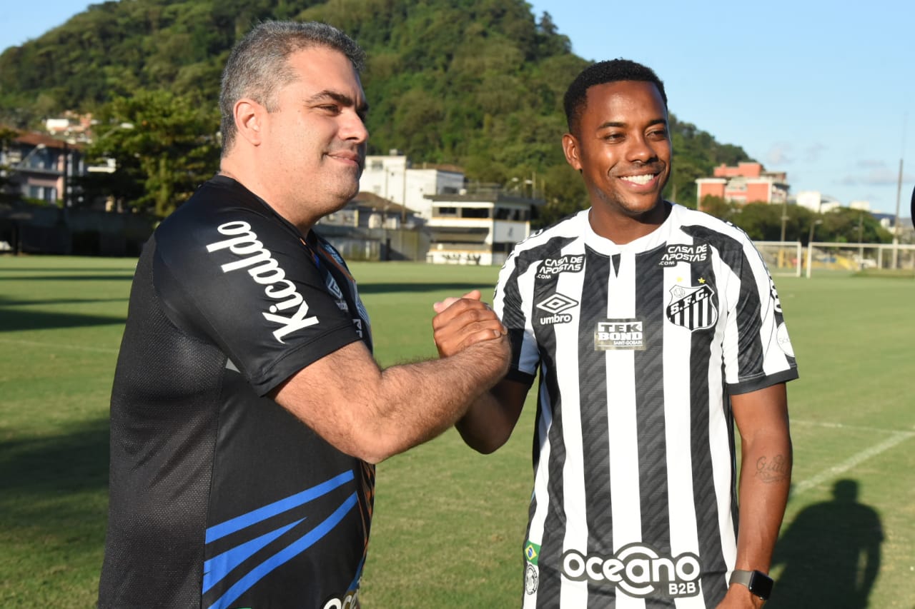O presidente Orlando Rollo ao lado de Robinho, no CT Rei Pelé