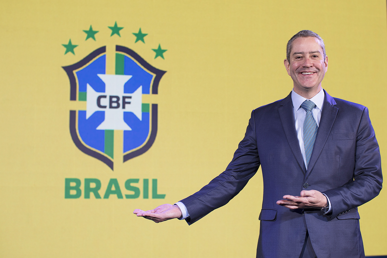 Em reunião, CBF cita Globo e rejeita parar futebol: ‘Clubes estariam f…’