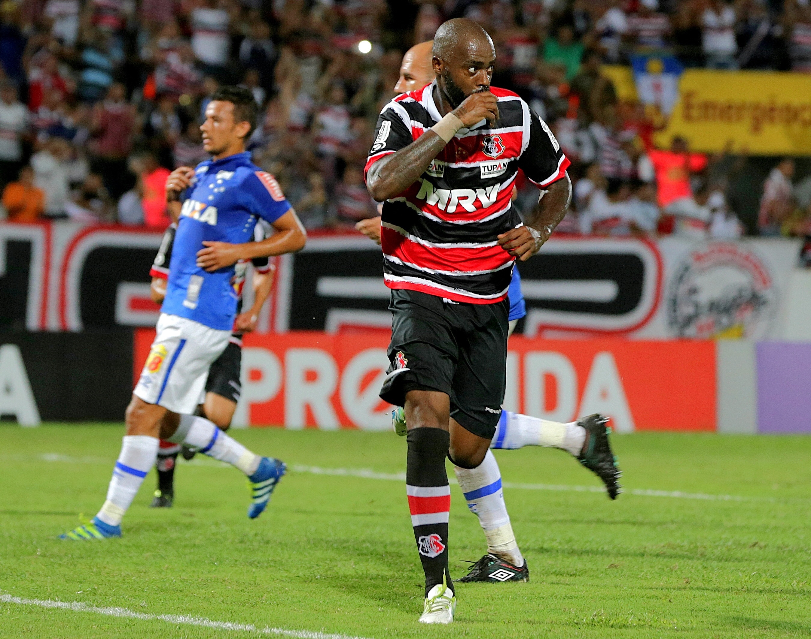 Com mais 2 de Grafite, Santa Cruz goleia o Cruzeiro e segue líder do Brasileiro