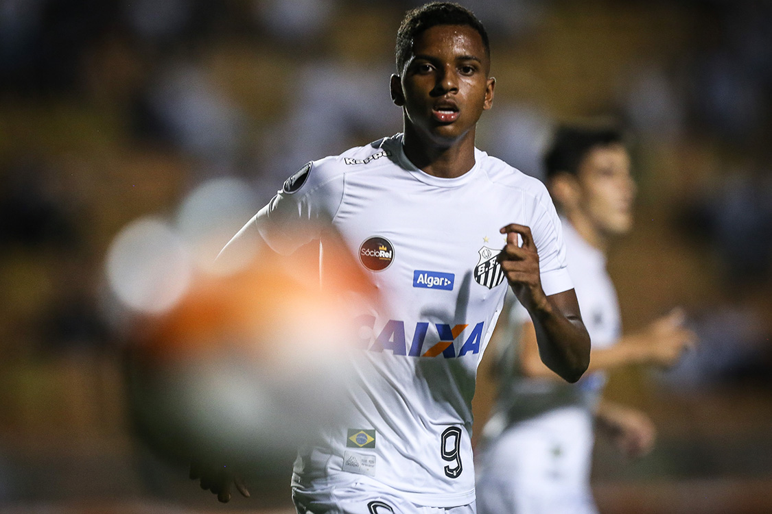 Rodrygo assina com o Real até 2025, mas fica no Santos por mais um ano