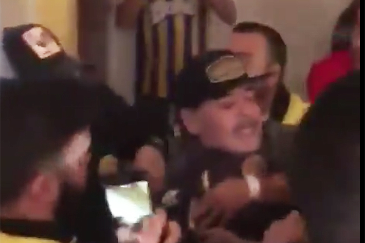 Maradona é chamado de viciado e tenta agredir torcedores no México
