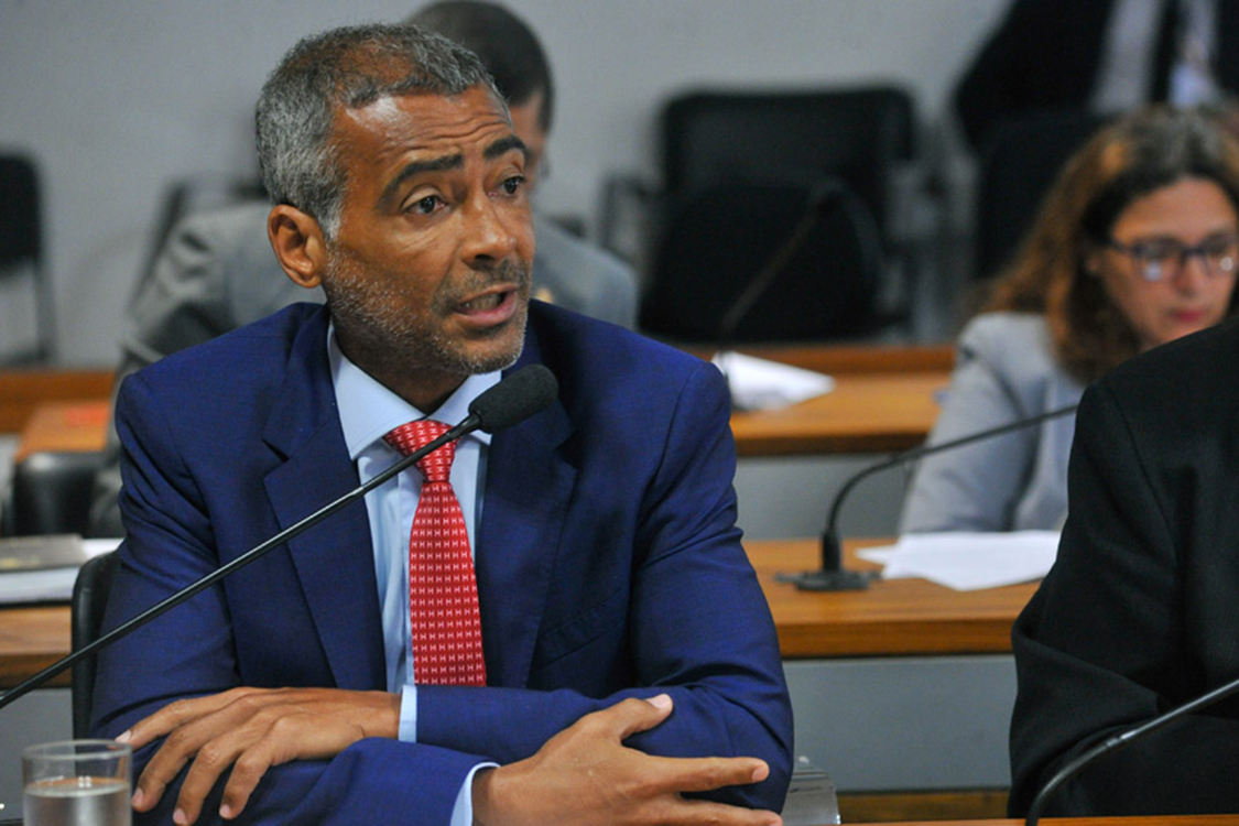 Projeto do clube-empresa passa na Câmara e terá Romário relator no Senado