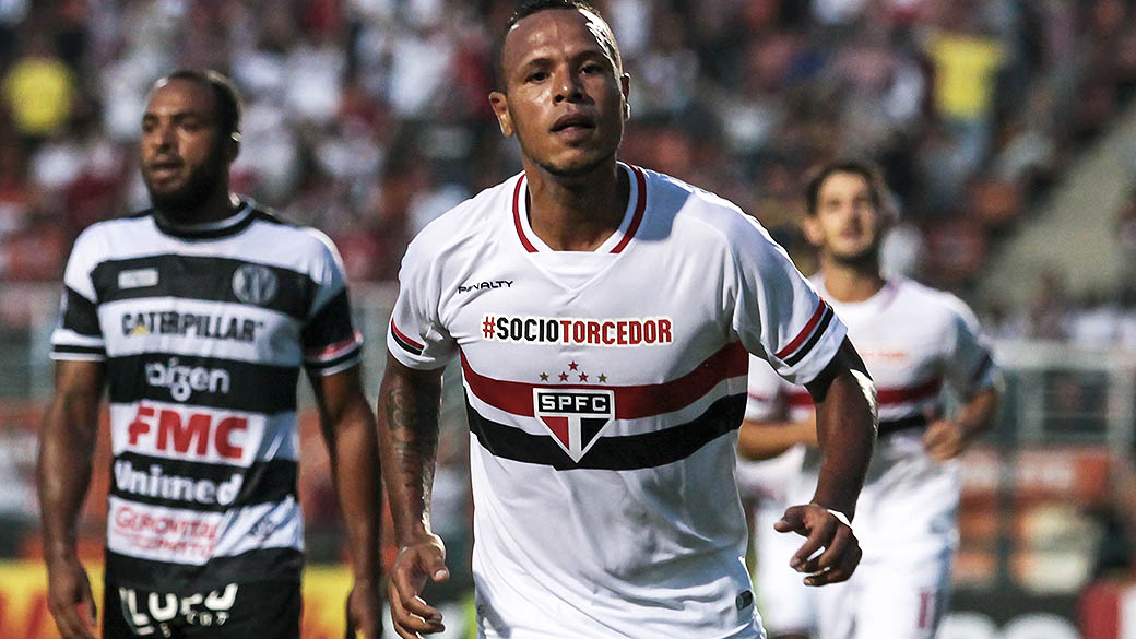 Luis Fabiano e Rogério marcam e São Paulo vence