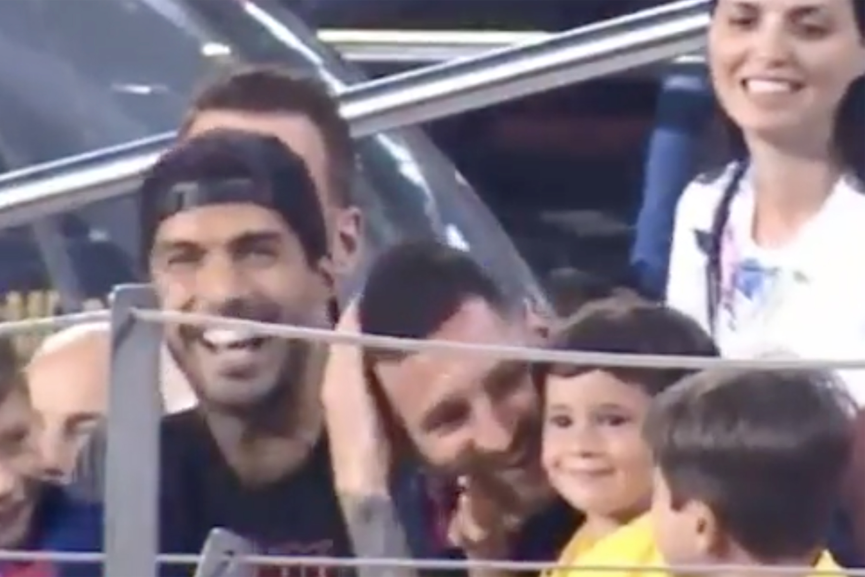 Vídeo: na arquibancada, filho de Messi comete gafe e diverte Suárez