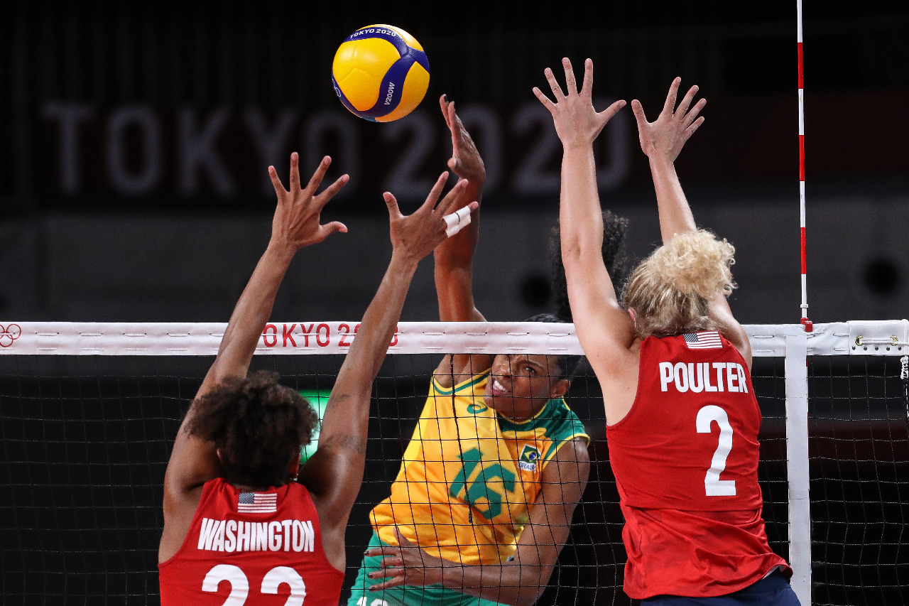 Brasil é dominado pelos EUA e termina com a prata no vôlei feminino