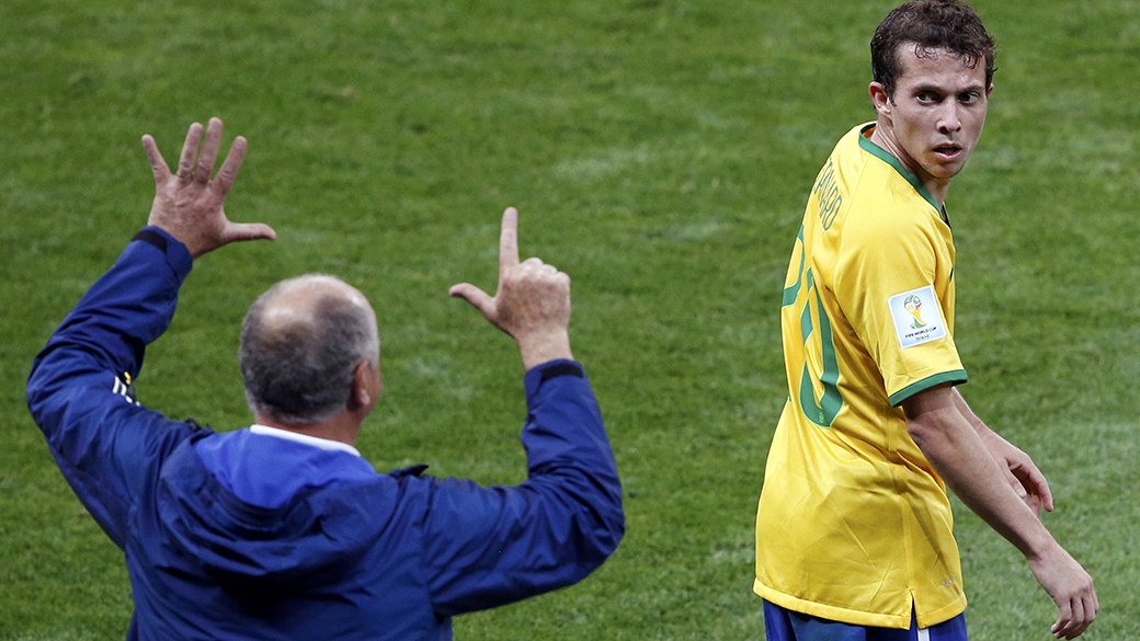 Felipão e Bernard na partida contra a Alemanha, em Minas Gerais