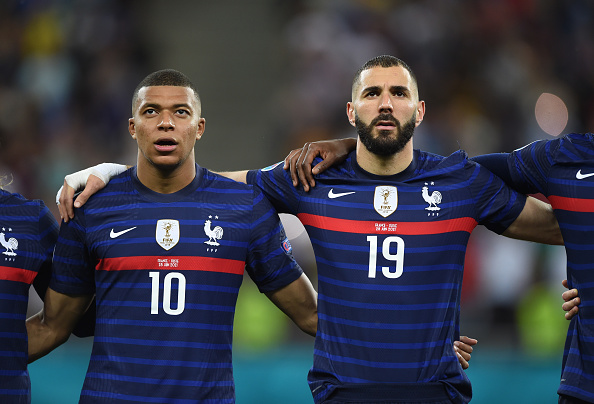 Benzema ao lado de Mbappé em seu retorno à seleção -
