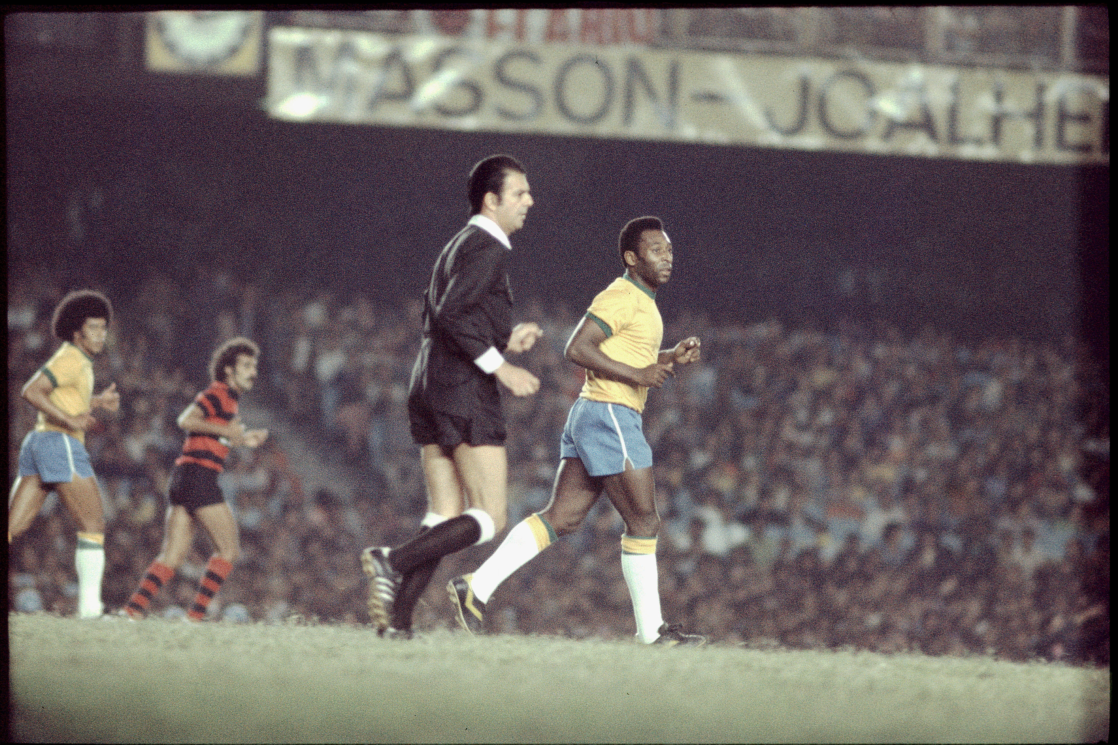Armando Marques, árbitro, e Pelé, do Brasil, durante jogo beneficiente para a família do falecido jogador Geraldo, no Maracanã -