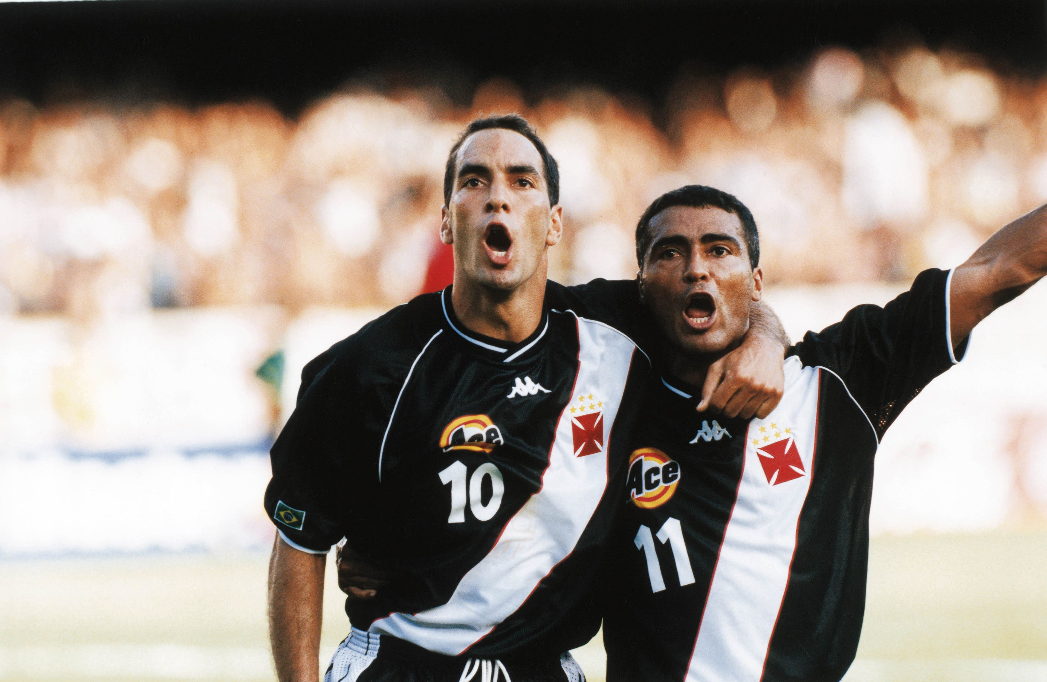 Edmundo e Romário, no Vasco, comemorando gol contra o Manchester United -