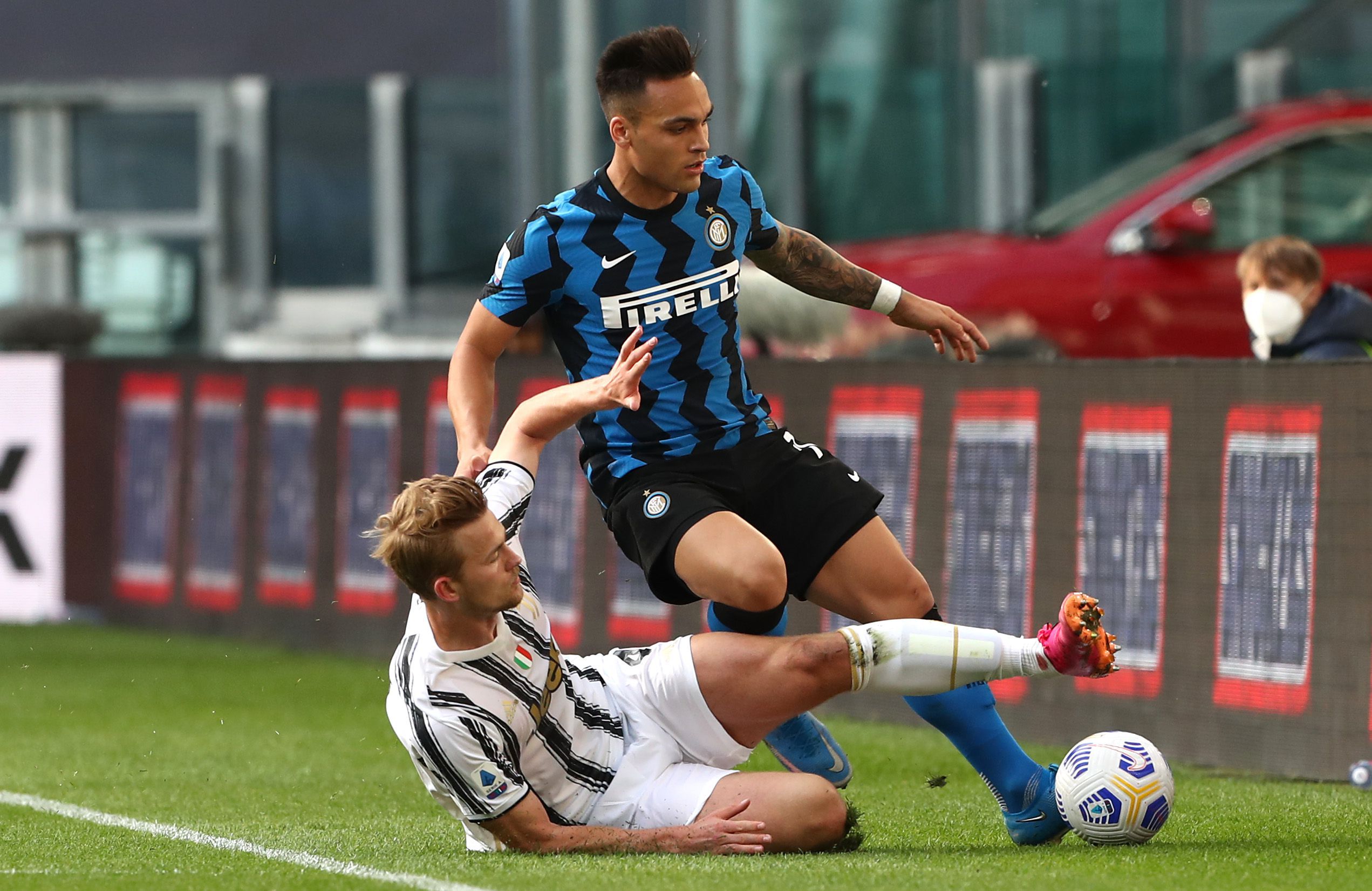 Lautaro, da Inter, disputa com Matthijs de Ligt, da Juventus