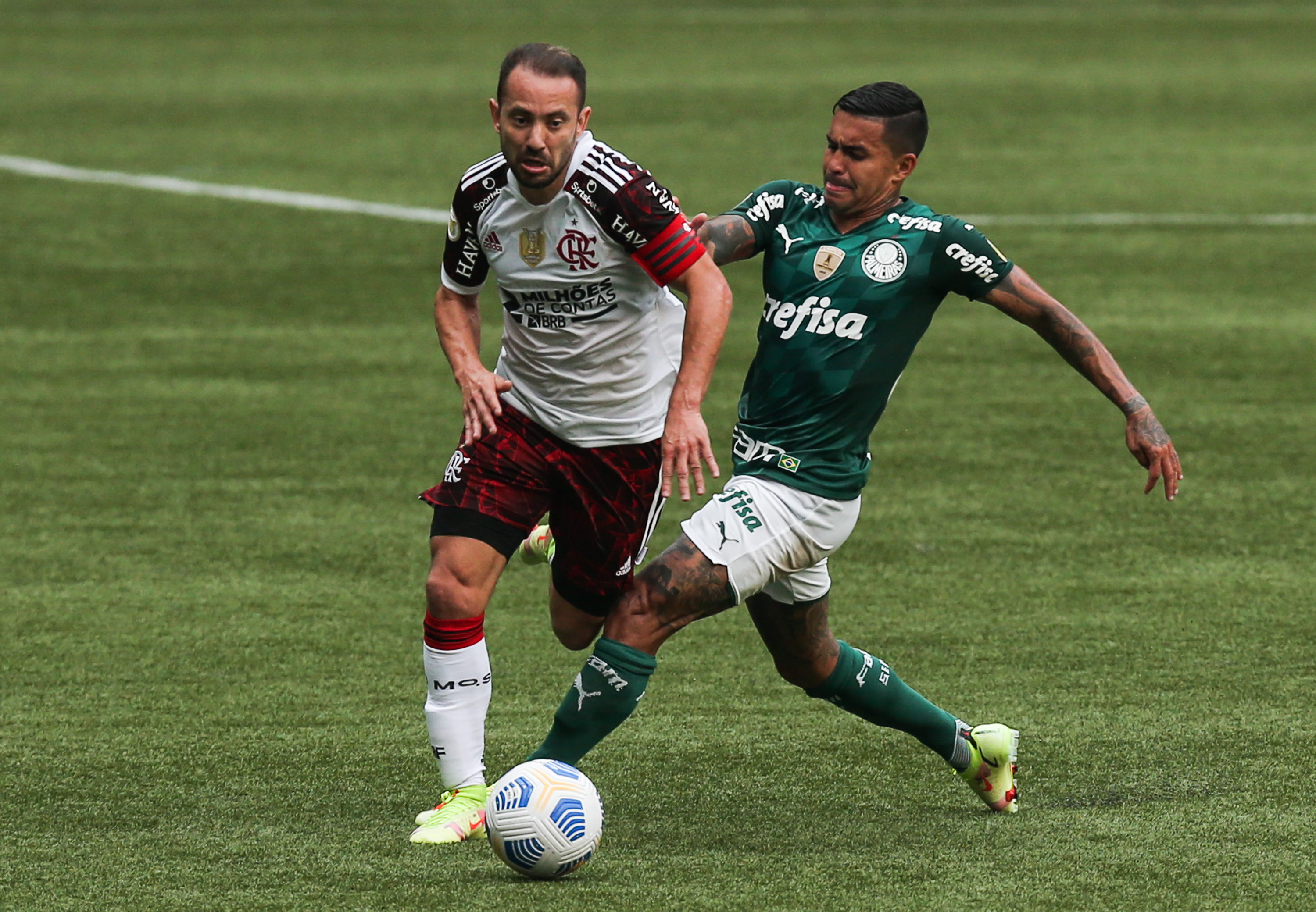 Éverton Ribeiro, do Flamengo, e Dudu, do Palmeiras, em confronto pelo Brasileirão -