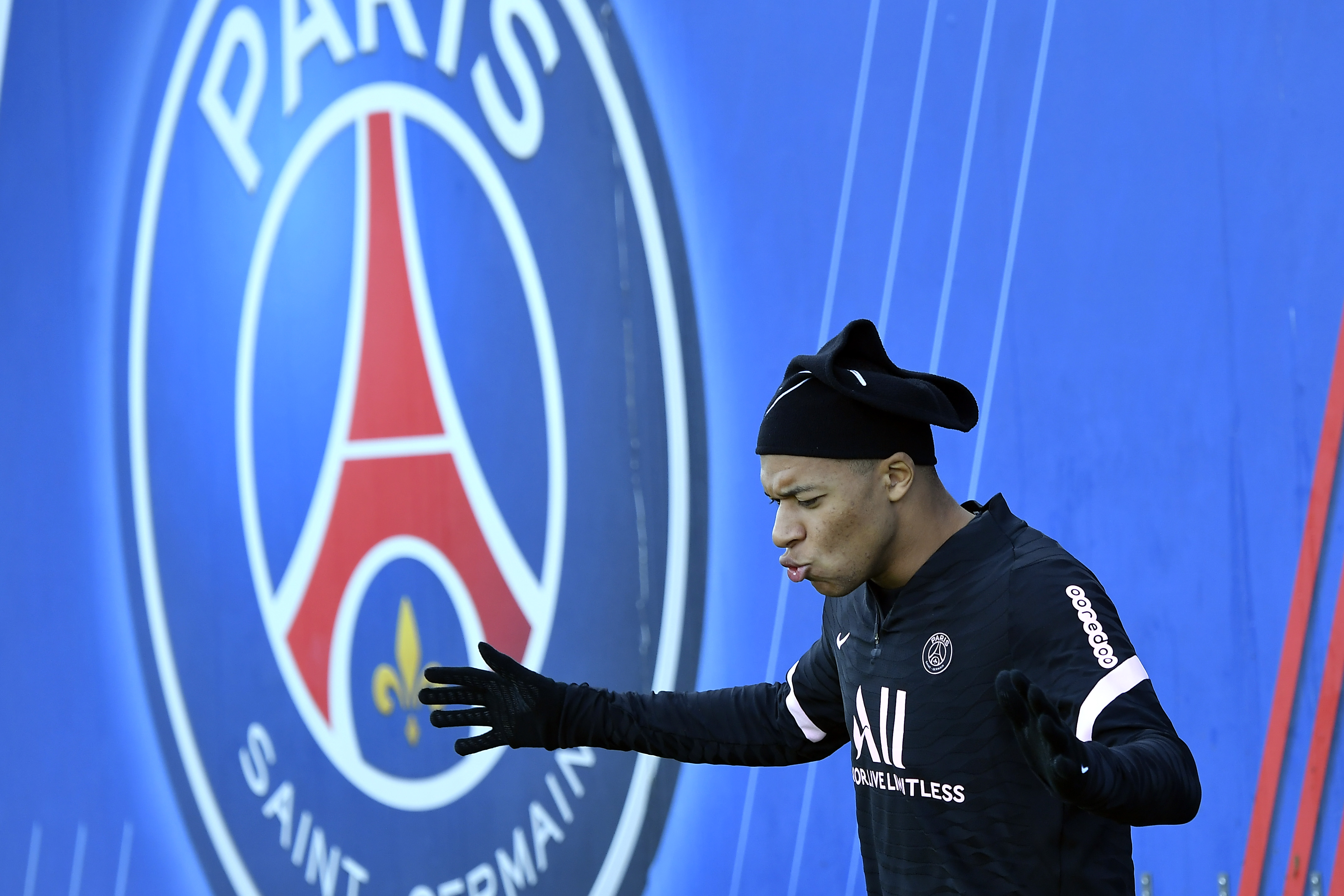 PSG tenta aumentar recursos para manter Mbappé; jogador ainda quer sair