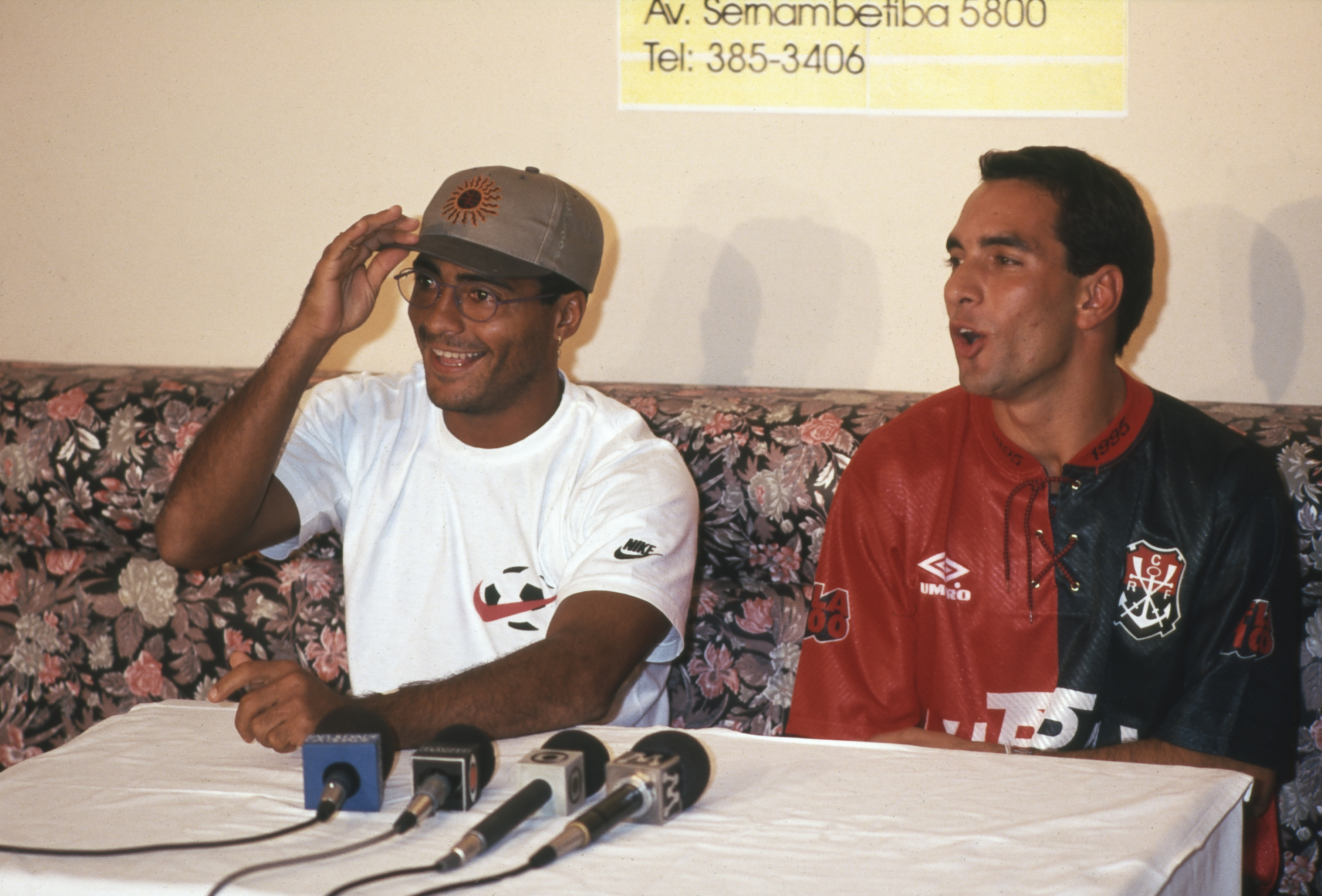 Romário, ao lado de Edmundo, na coletiva de imprensa após sua contratação pelo Flamengo -