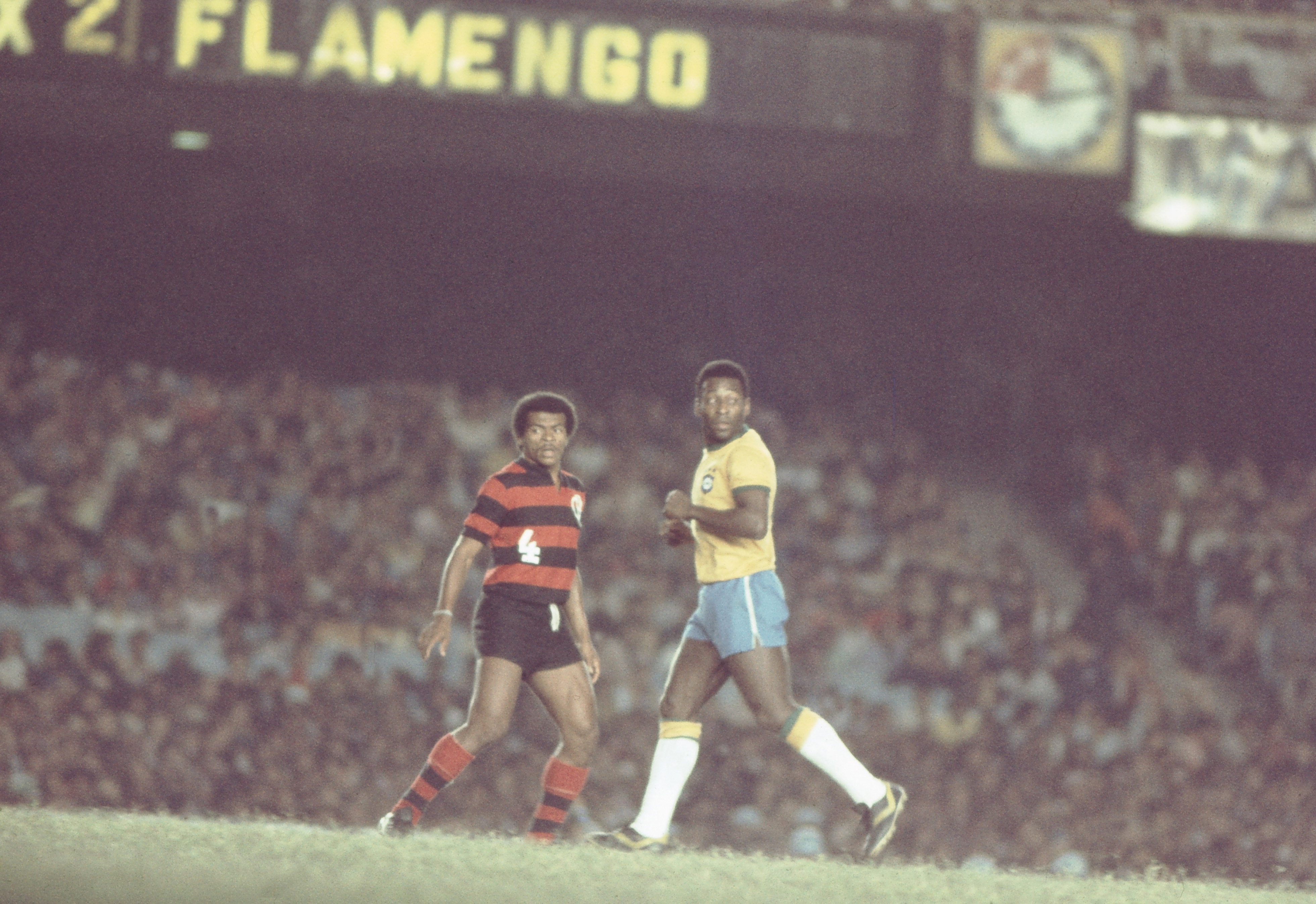 Pelé, do Brasil, e Merica, do Flamengo, durante jogo beneficente para ajudar a família do falecido jogador Geraldo, no Maracanã -