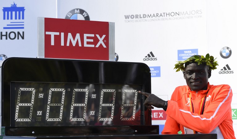 Queniano quebra recorde mundial na Maratona de Berlim