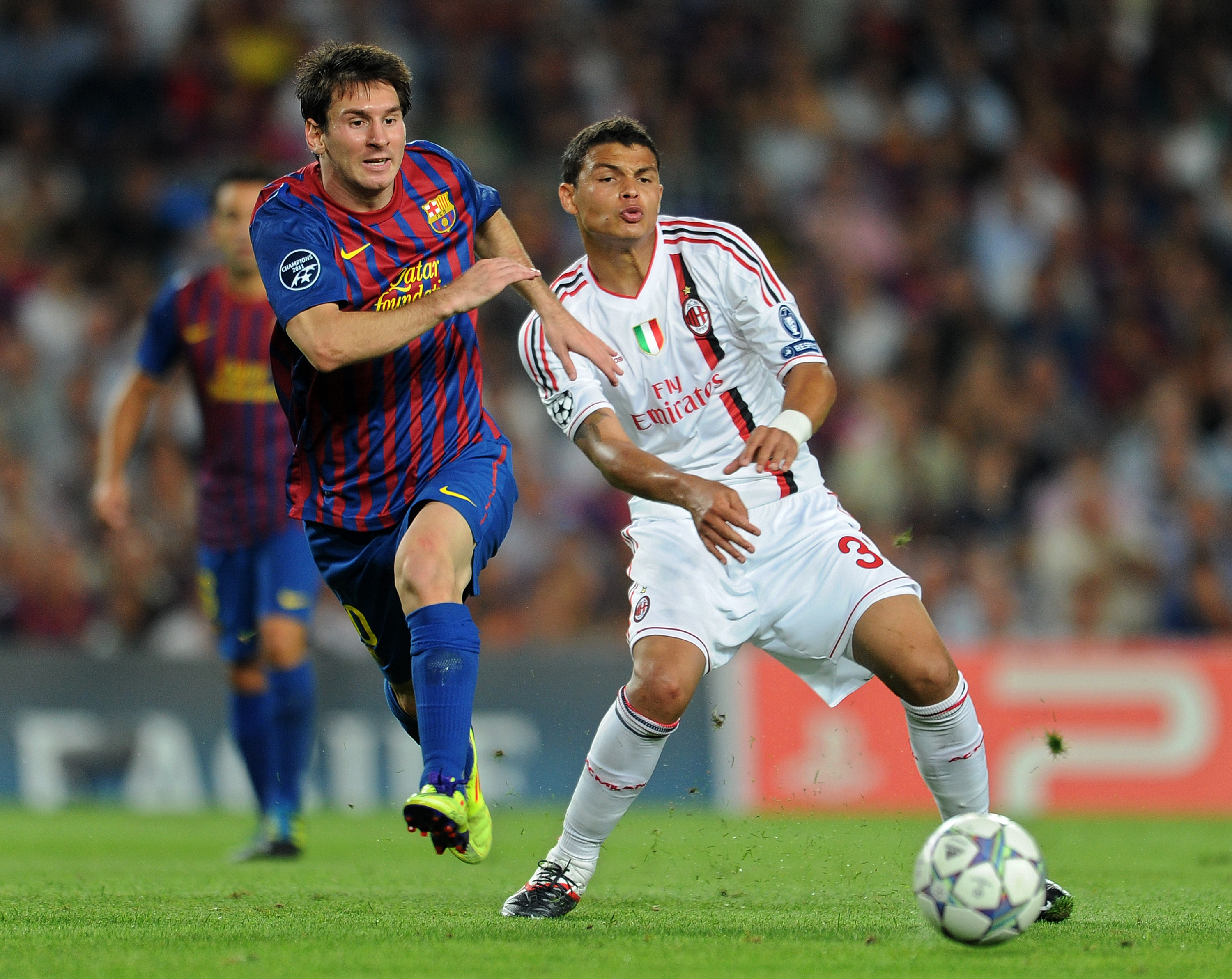 Messi e Thiago Silva disputam a bola em partida da Liga dos Campeões