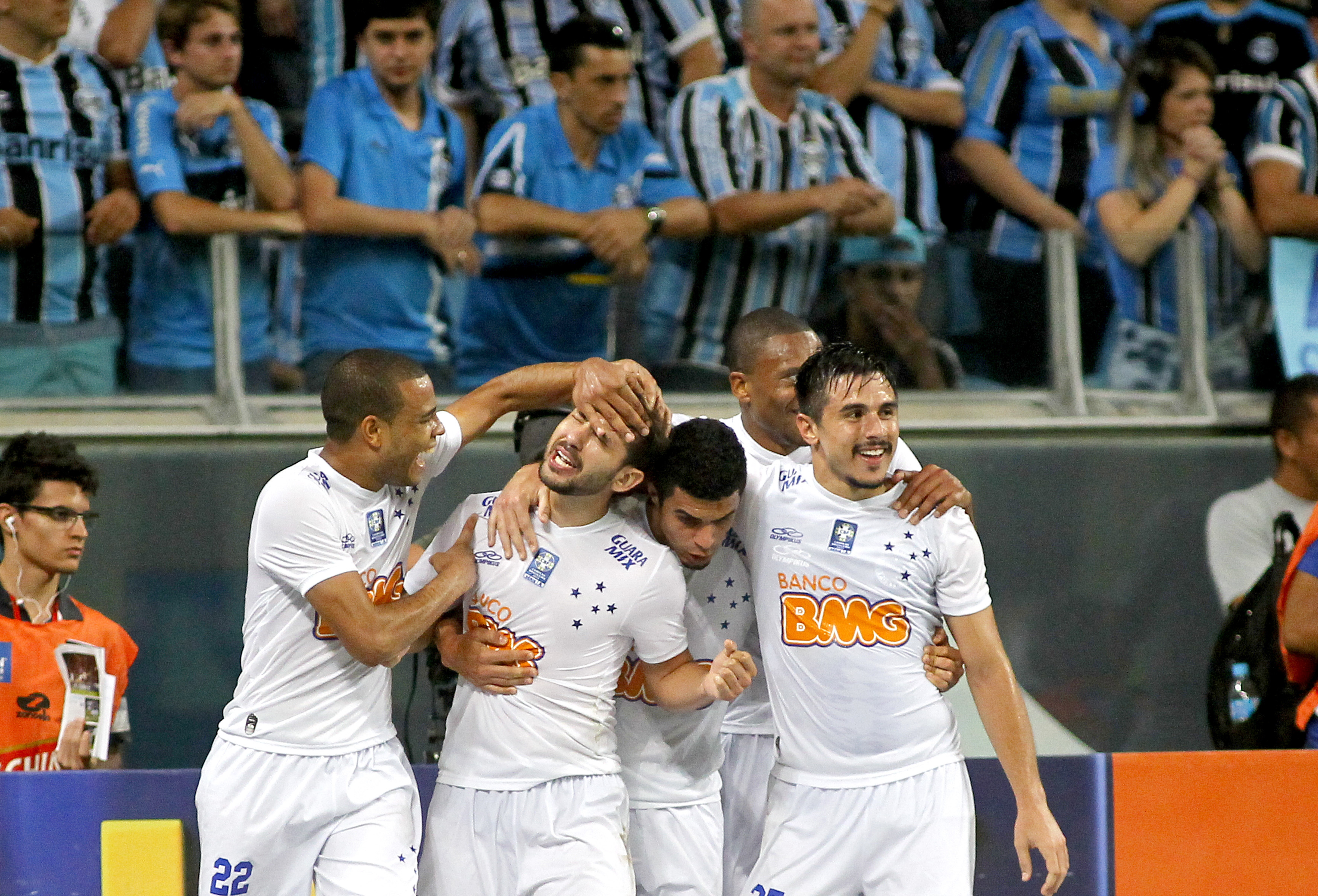 Cruzeiro vira sobre o Grêmio e prepara festa para domingo