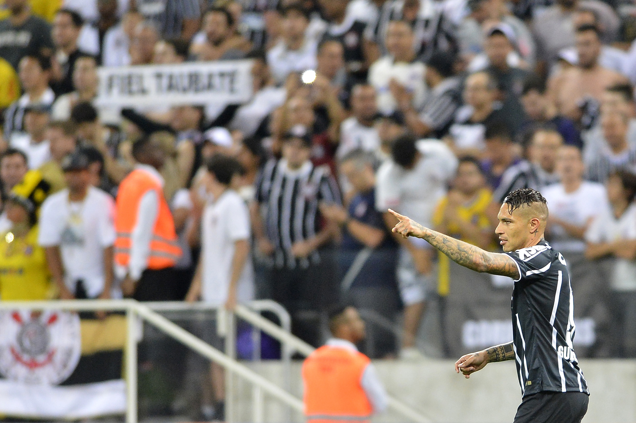 Corinthians bate Santos e se aproxima da Libertadores