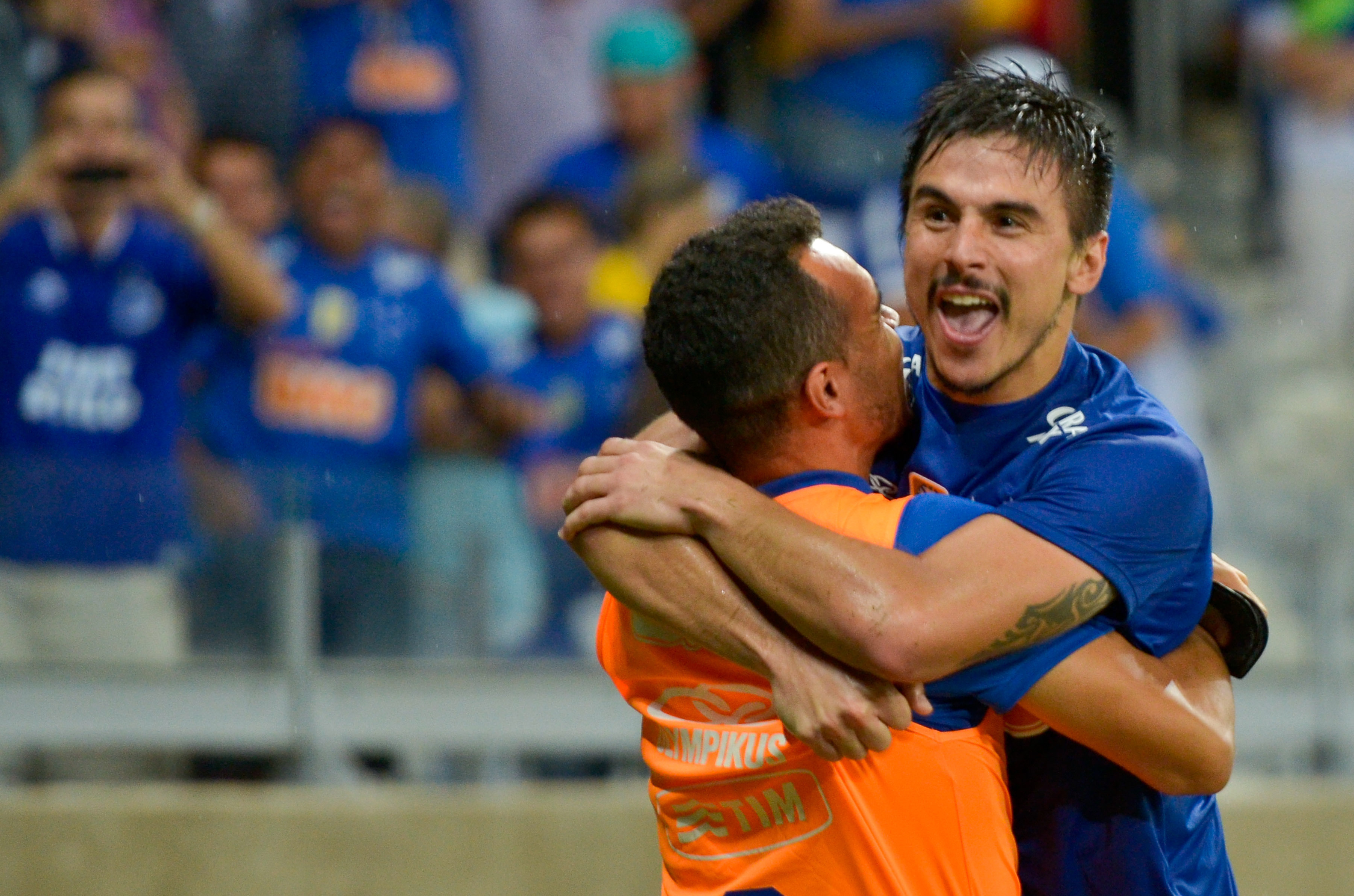 Cruzeiro vira jogo contra Criciúma e se aproxima do título