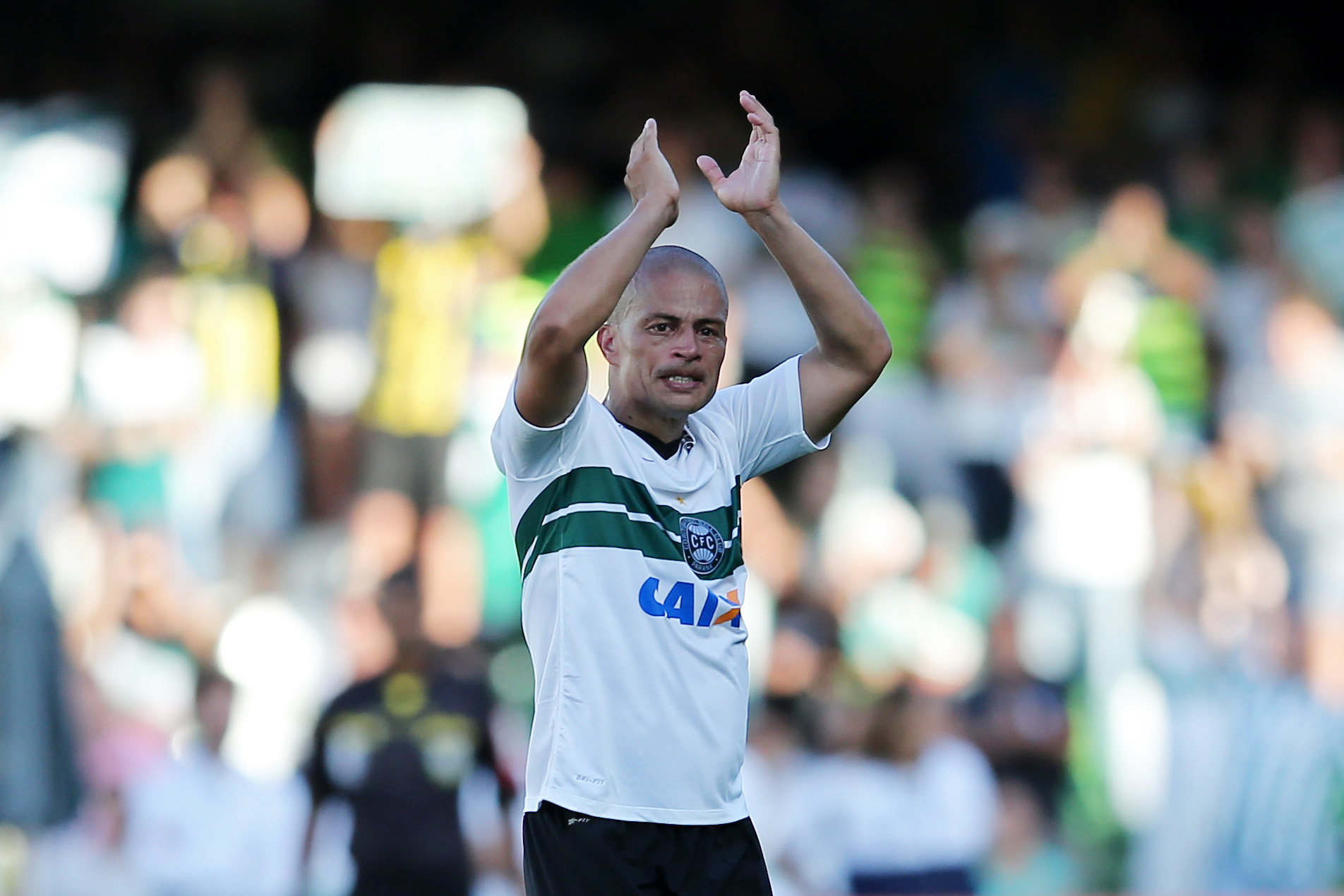 Alex se emociona no adeus: ‘A bola me deu tudo’