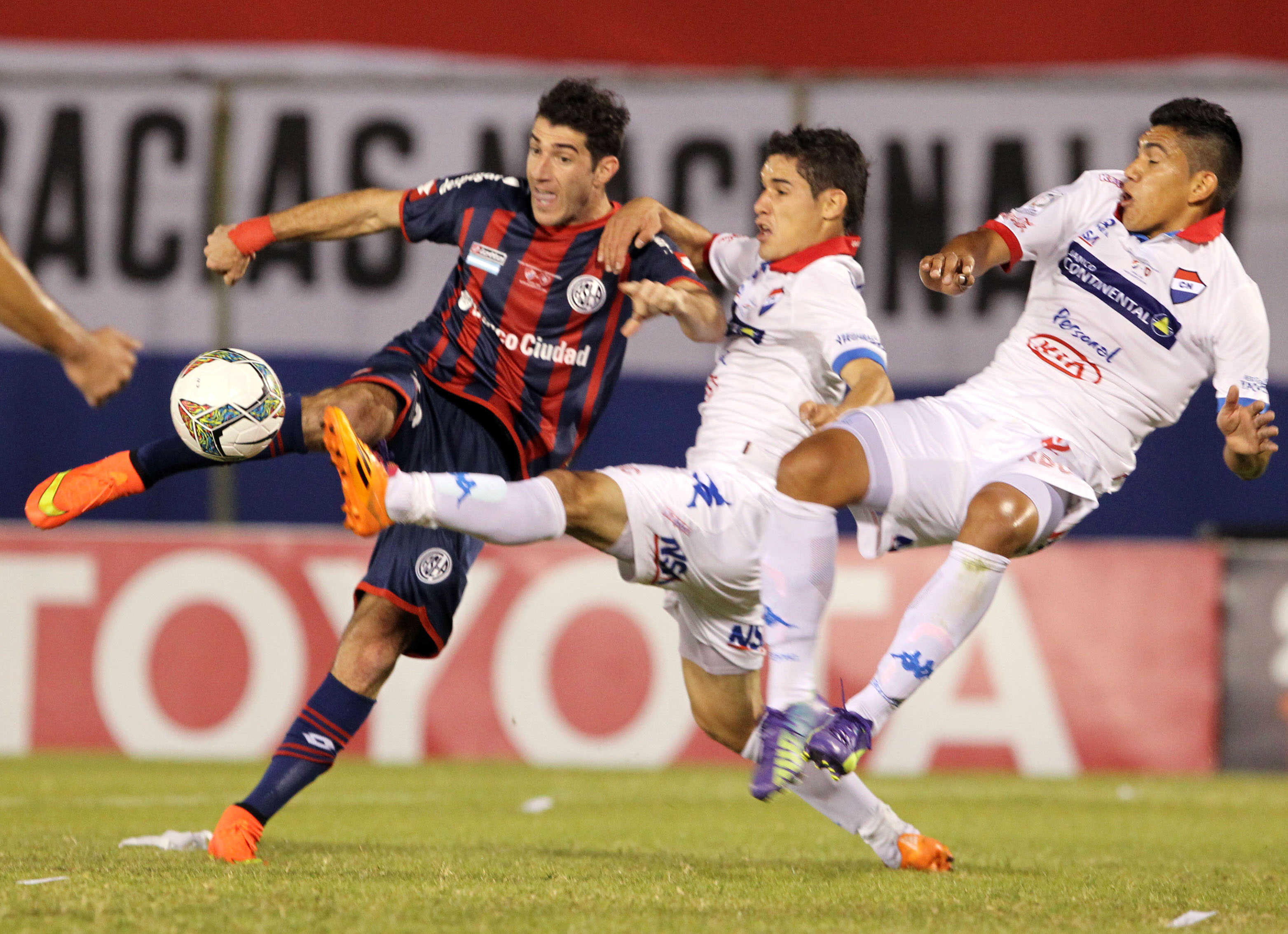 Nacional e Atlético Nacional empatam em jogo de oito gols na Libertadores, libertadores