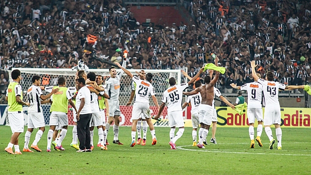 Em noite histórica, Atlético-MG goleia Corinthians e avança