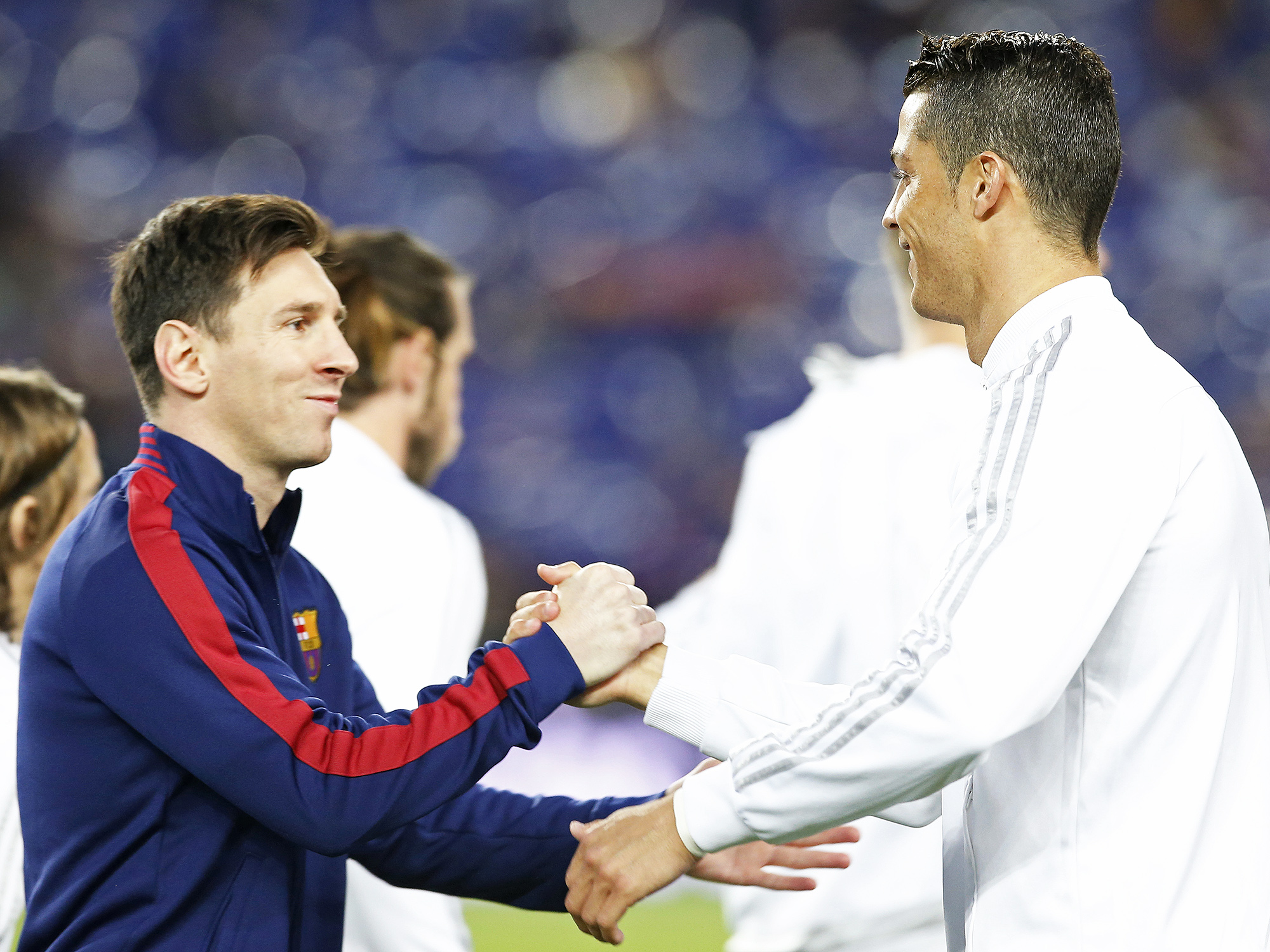 Lionel Messi e Cristiano Ronaldo, se cumprimentam antes do clássico entre Barcelona e Real Madrid, em patida válida pelo Campeonato Espanhol, no estádio Camp Nou, na Espanha, neste sábado (02)