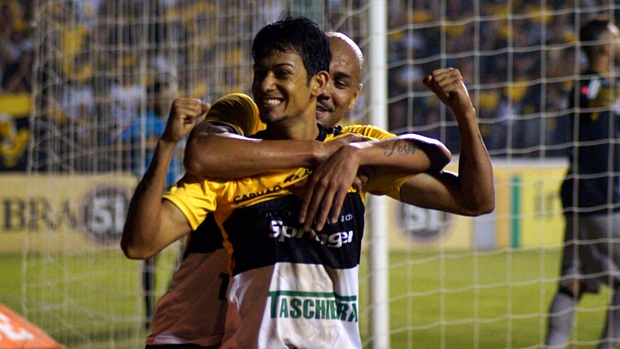 Criciúma vence Santos em casa e deixa a lanterna