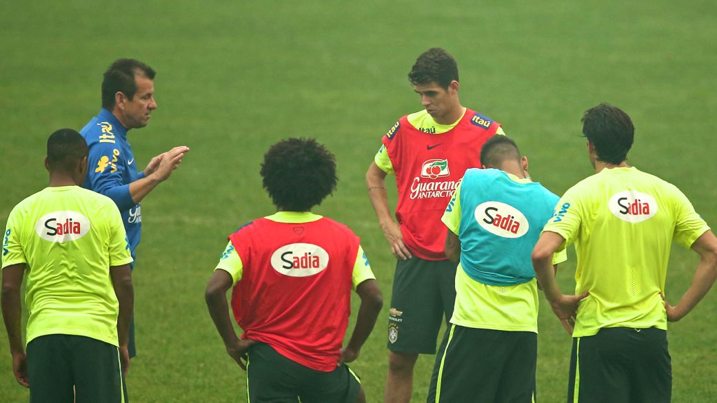 Brasil treina com Elias entre os titulares e Kaká na reserva
