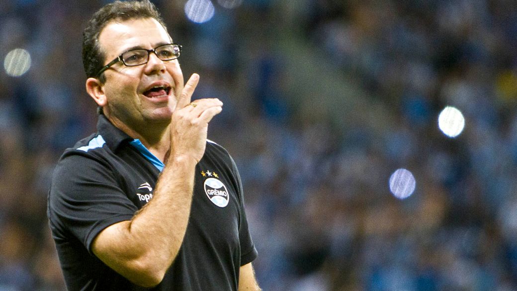 Santos não perde tempo e acerta com Enderson Moreira