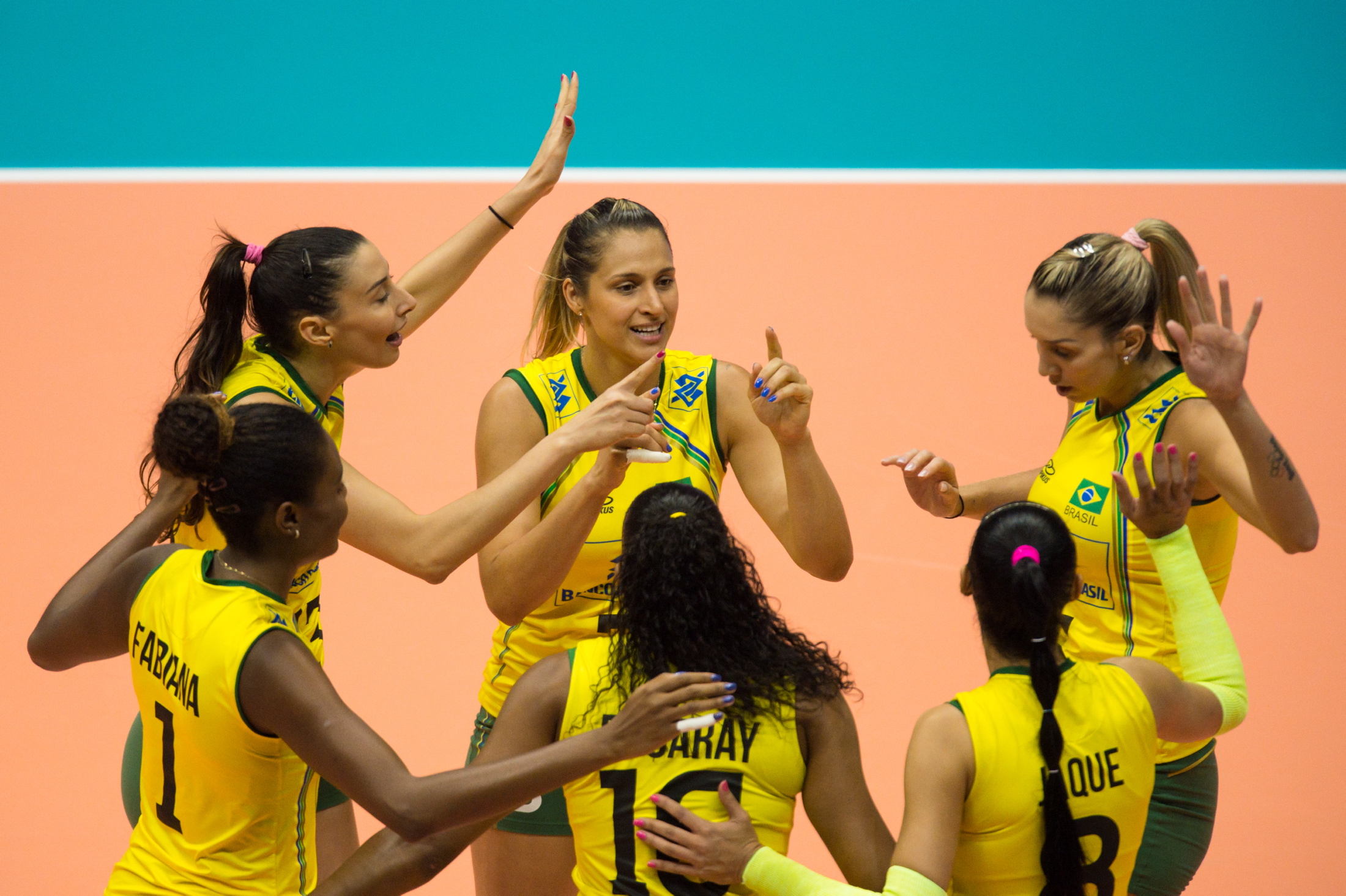 Brasil bate a Sérvia e segue invicto no Mundial