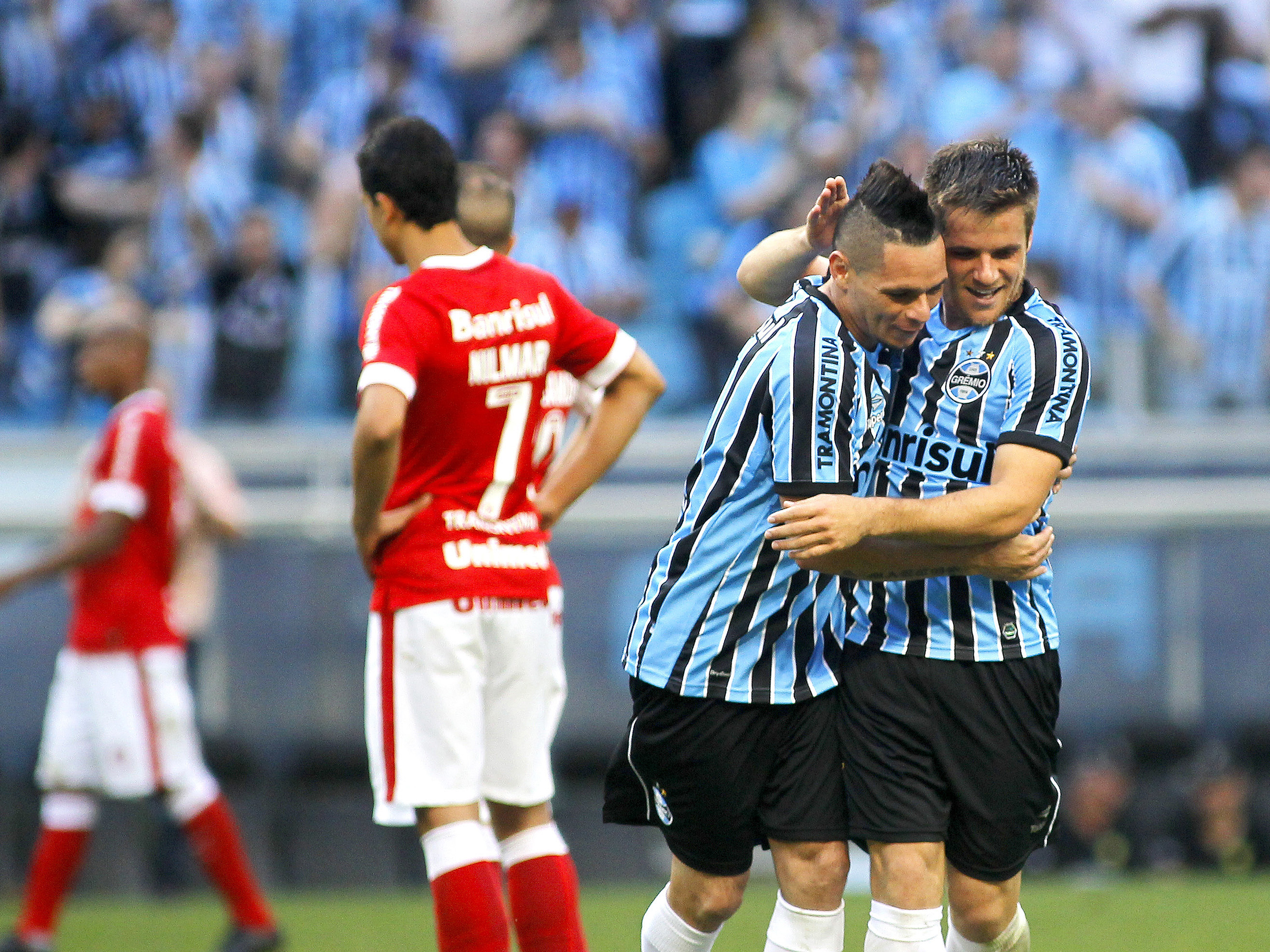 Grêmio goleia Inter e tira rival do G-4