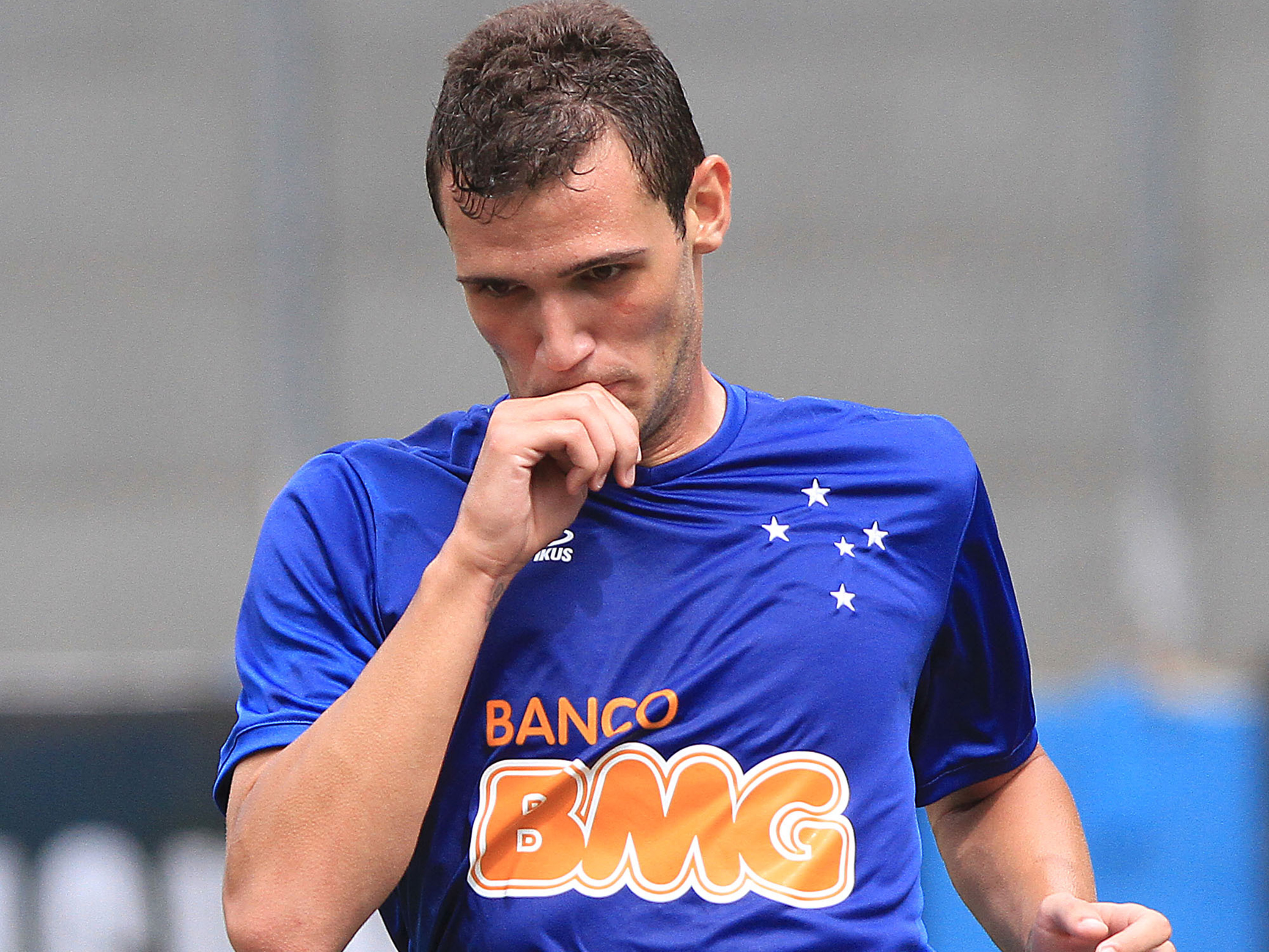 Jogador do Cruzeiro que capotou o carro bêbado é contratado pelo Estoril