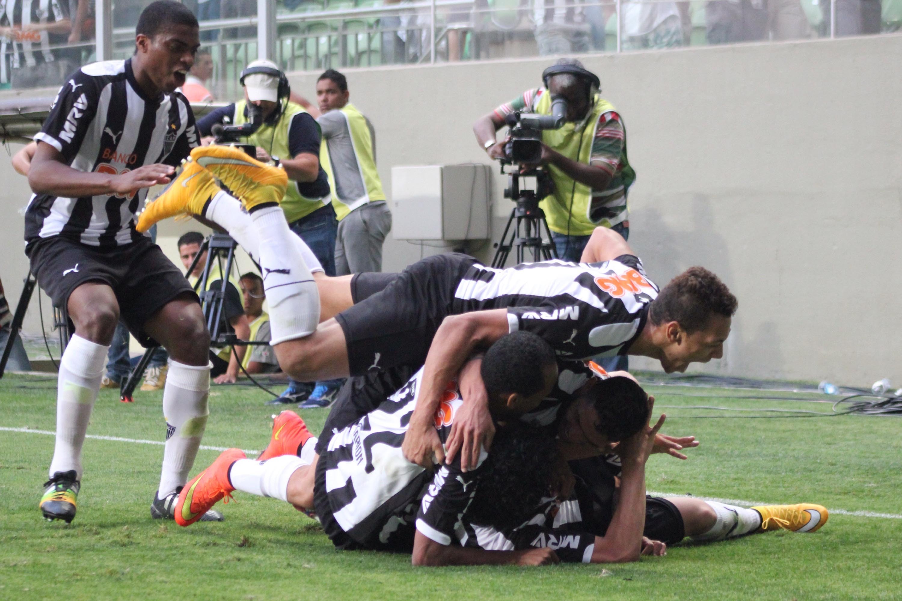 Atlético-MG vence São Paulo e volta ao G4