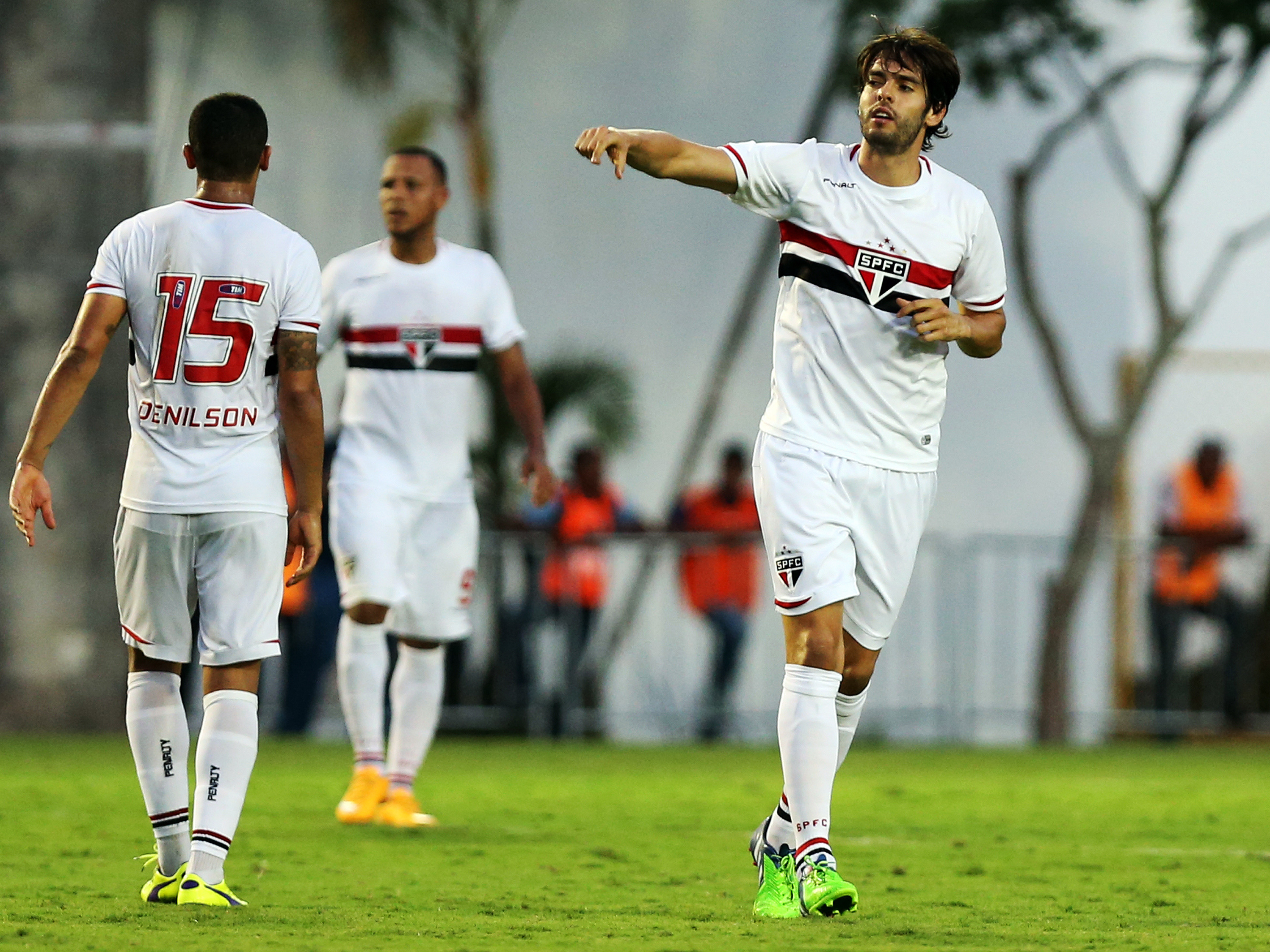 São Paulo vence, afunda Vitória e sonha com título